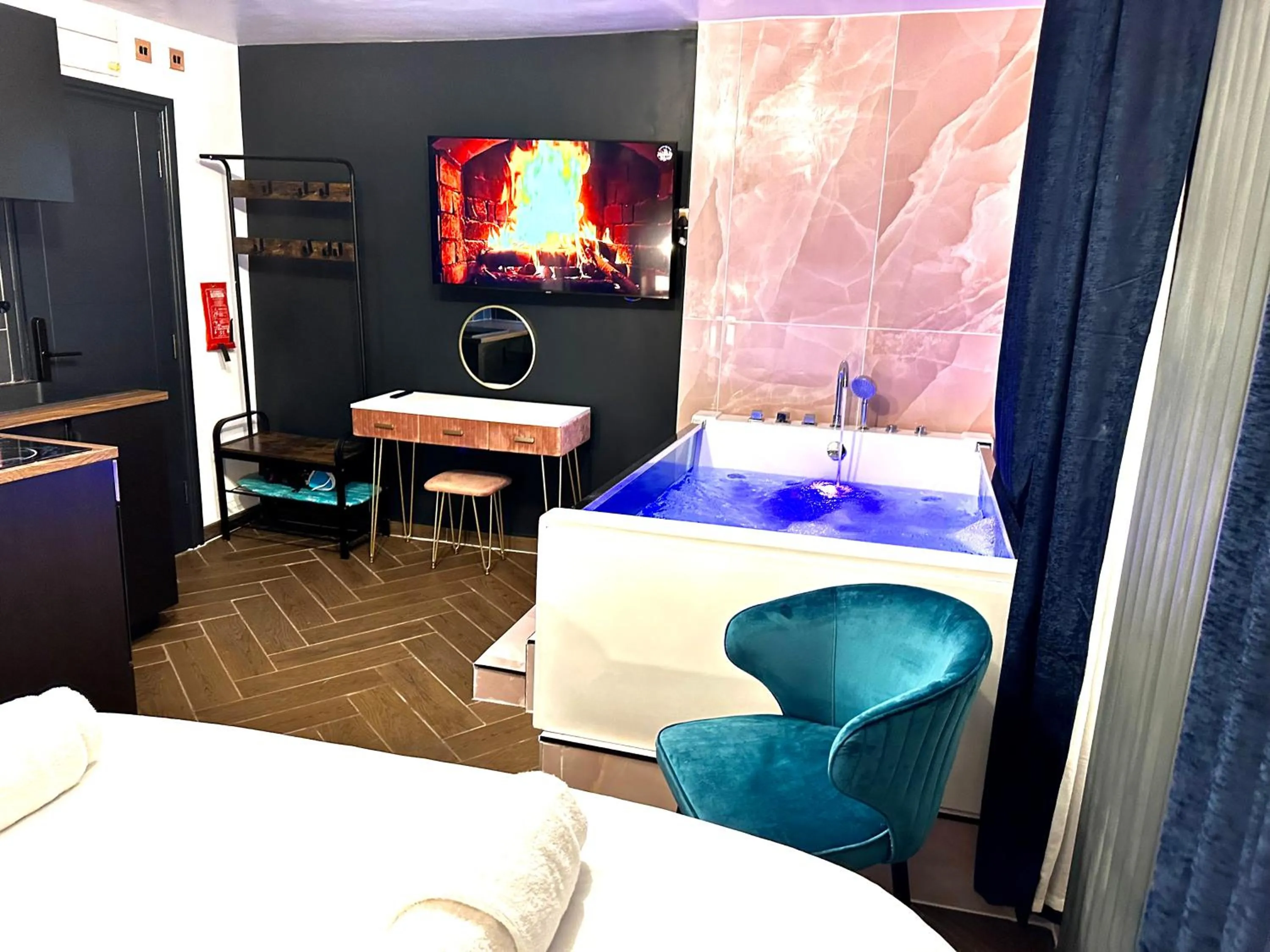 Hot Tub, Bed in G Eighty Four