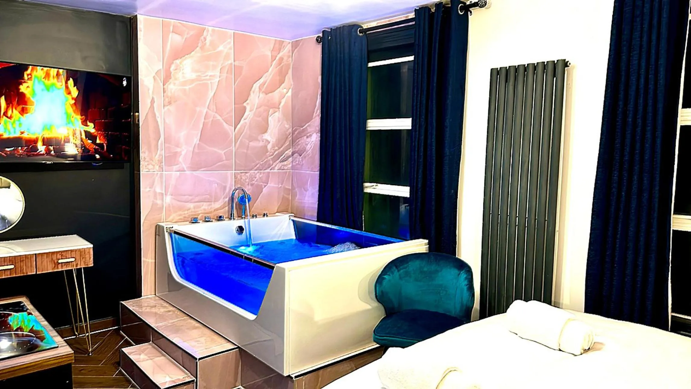 Bathroom, Bed in G Eighty Four