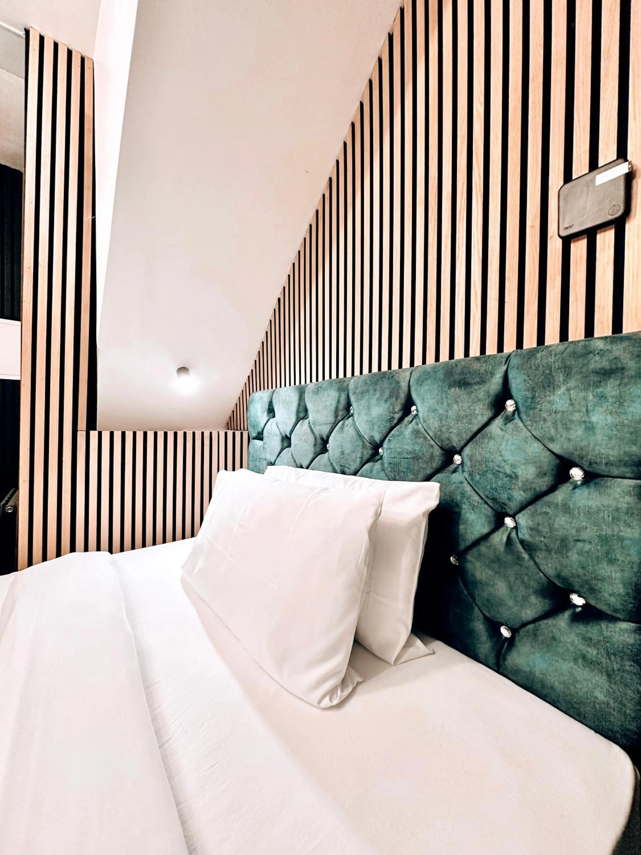 Bed in G Eighty Four