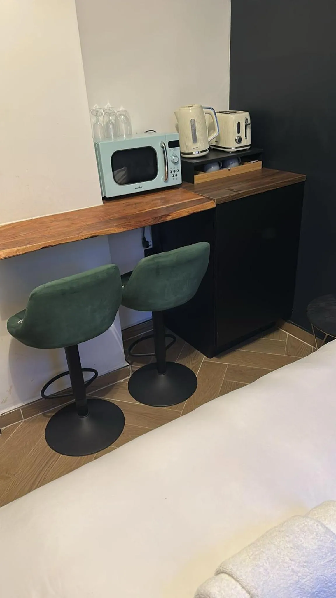 Coffee/tea facilities in G Eighty Four