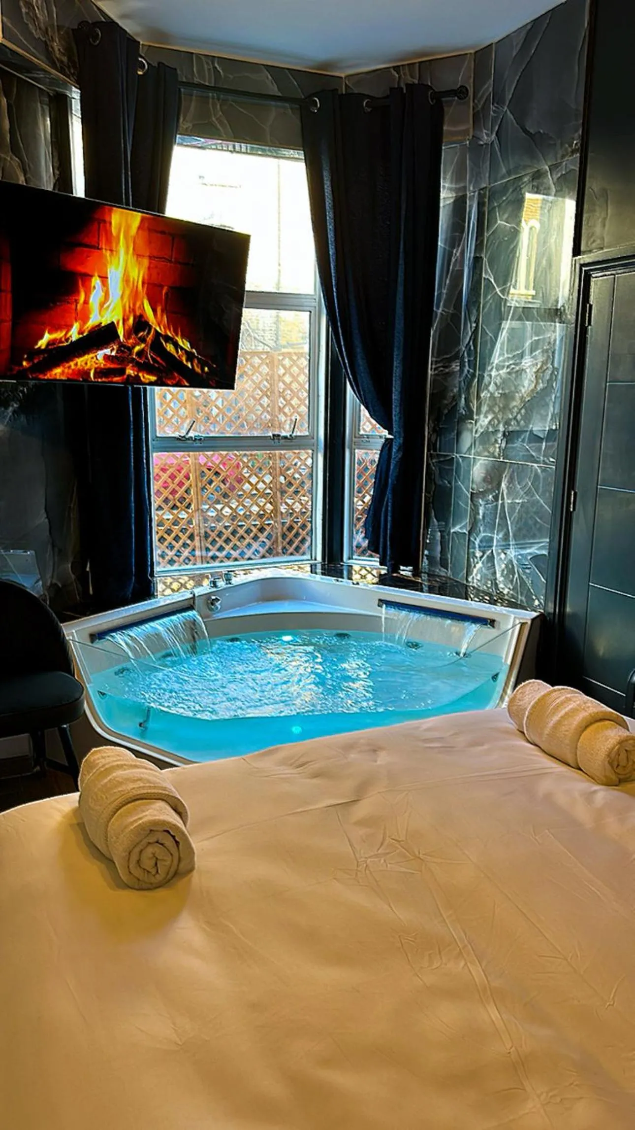 Hot Tub, Bed in G Eighty Four