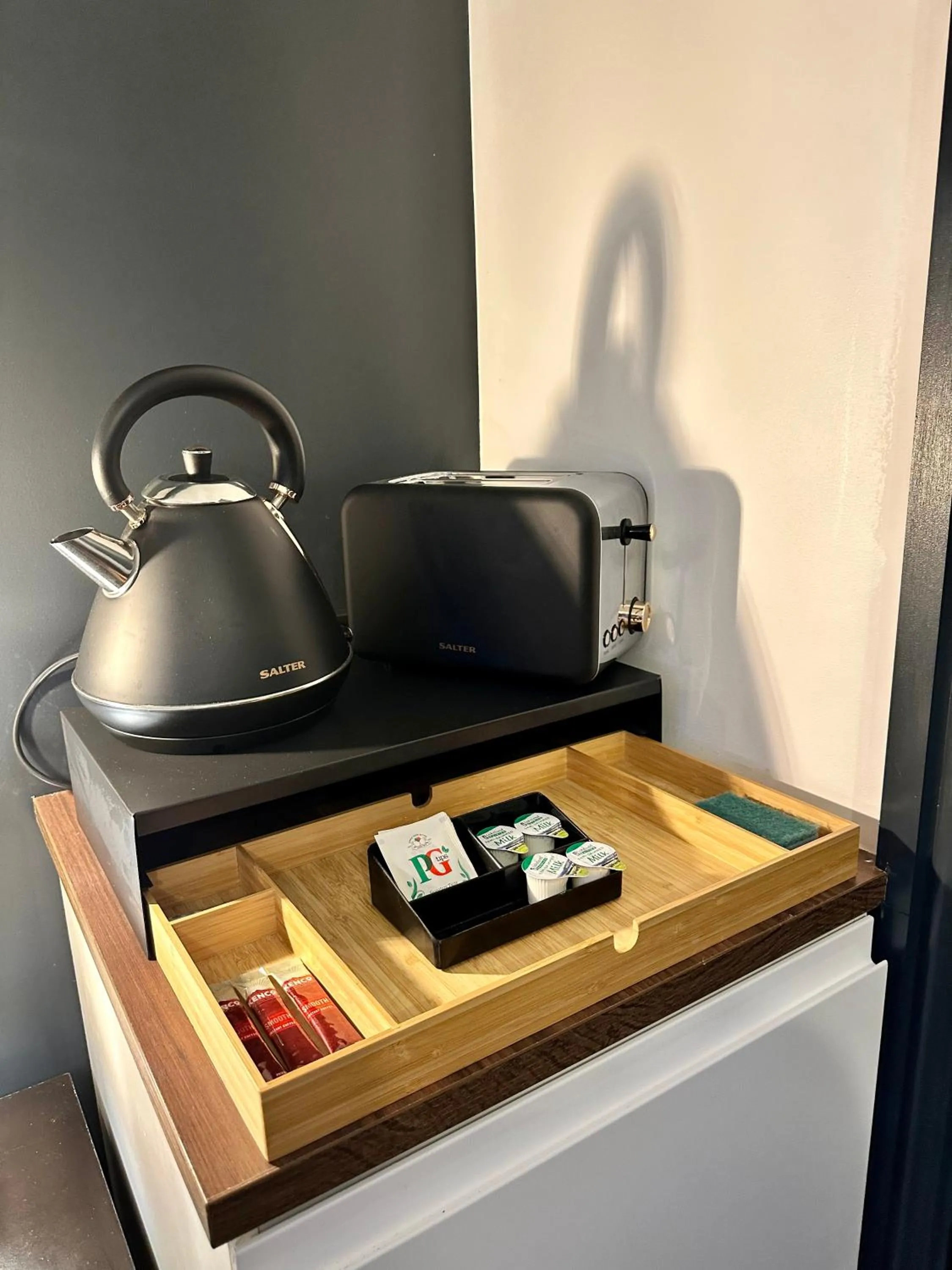 Coffee/tea facilities in G Eighty Four