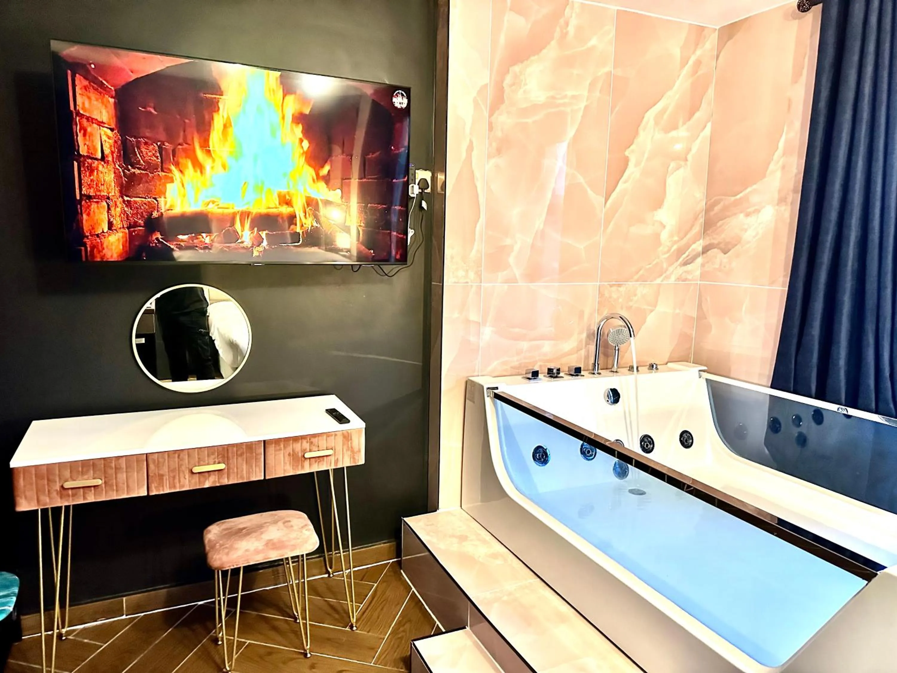 Hot Tub in G Eighty Four