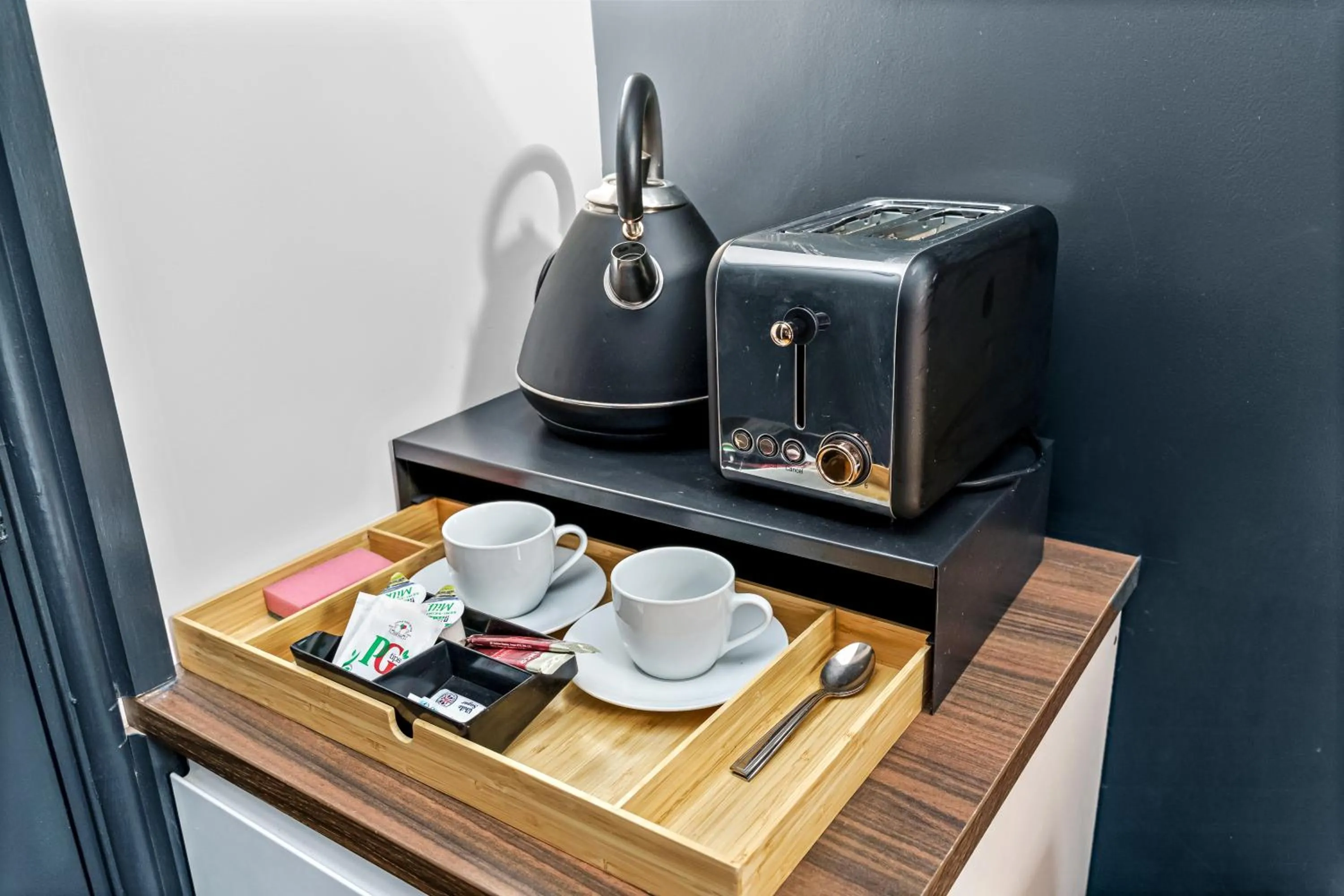 Coffee/tea facilities in G Eighty Four