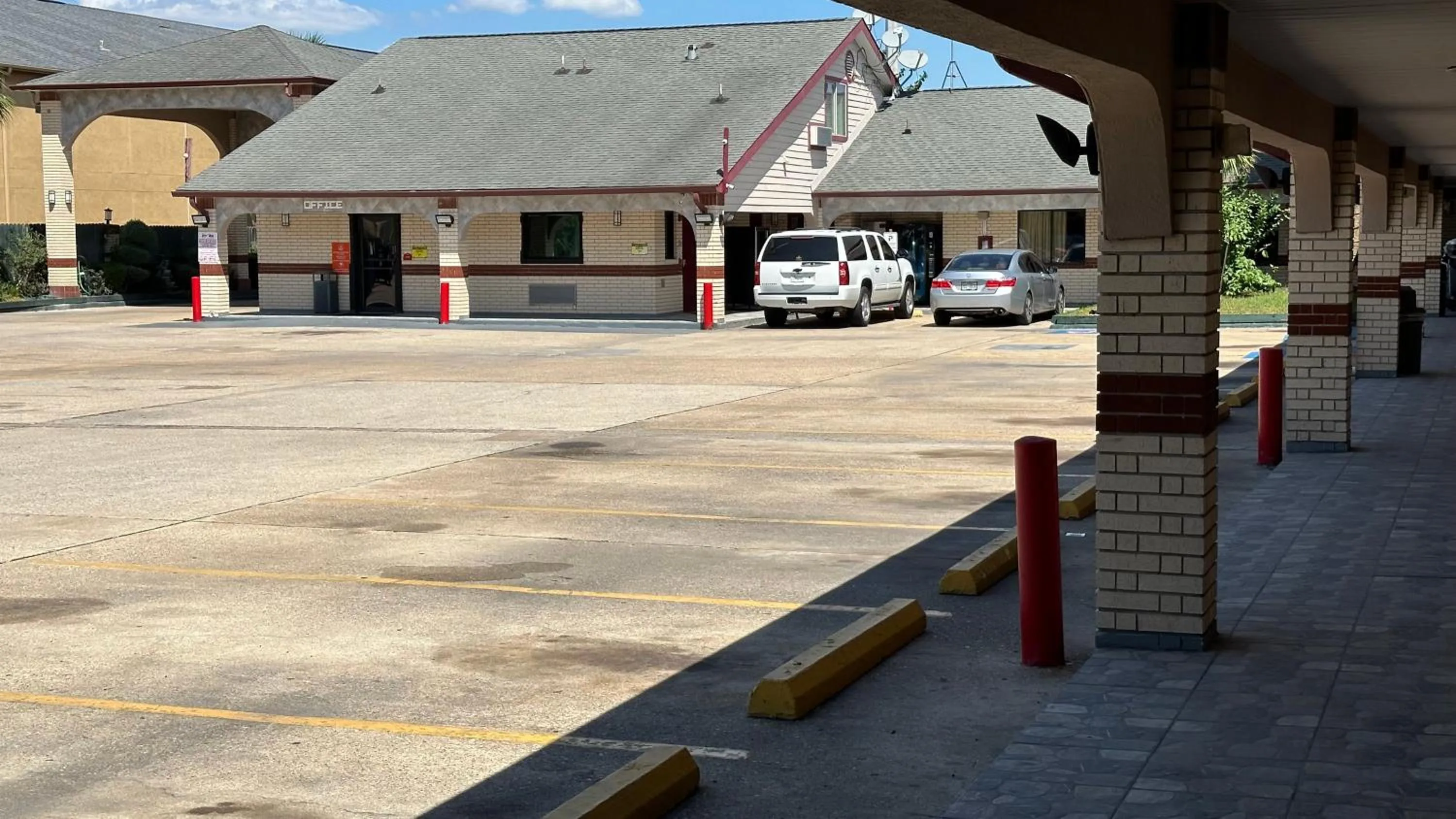 Parking in Palace Inn I-45 & Bellfort