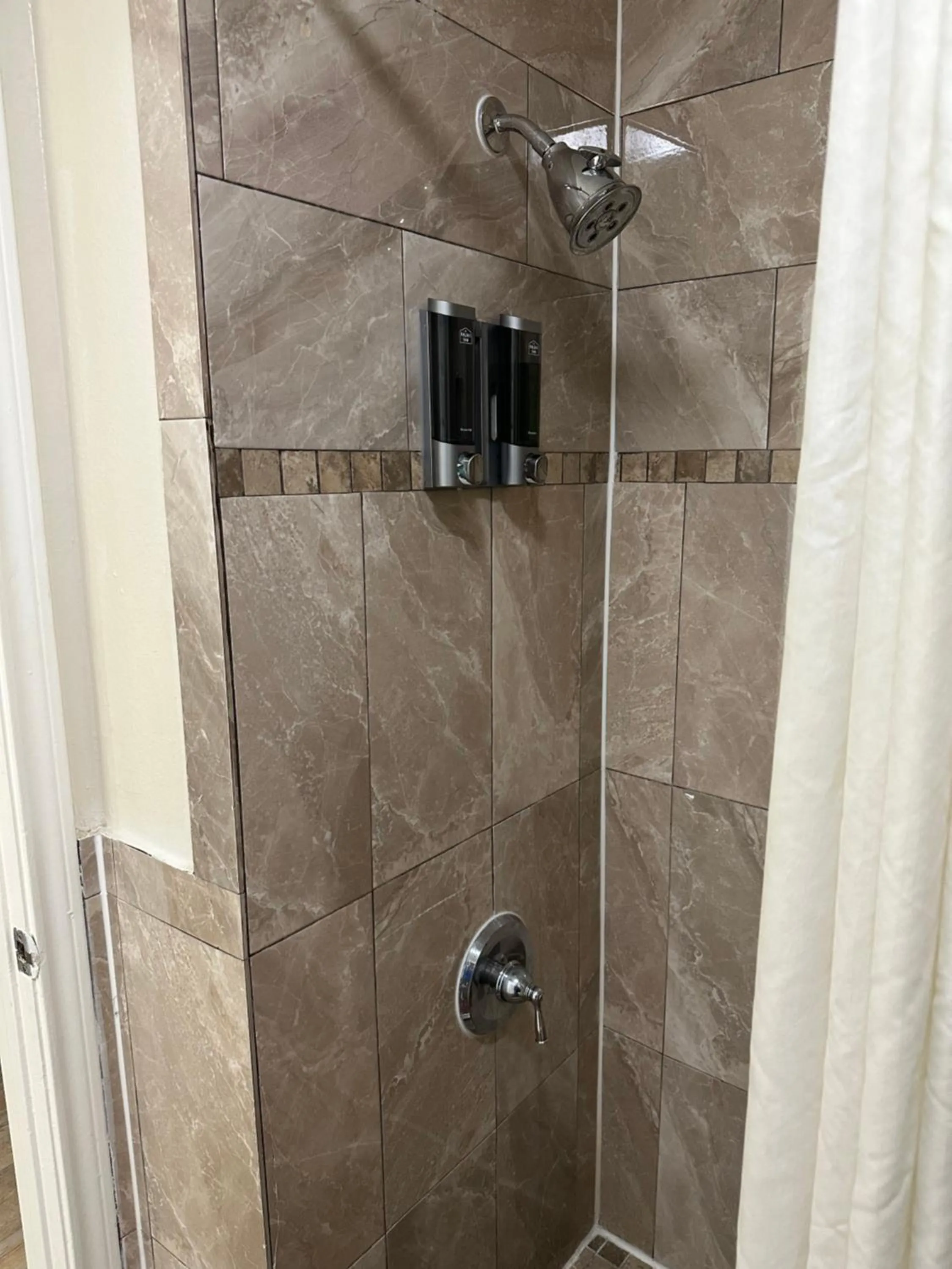 Shower in Palace Inn I-45 & Bellfort