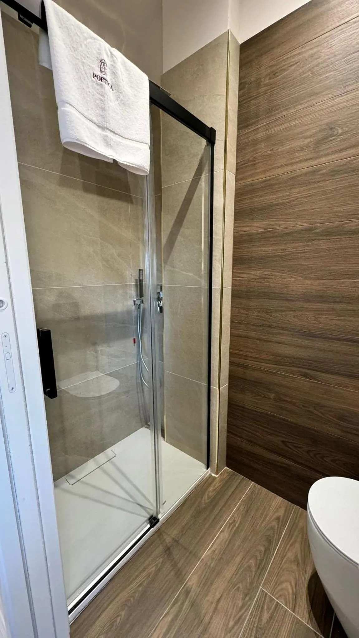 Shower in POETICA BOUTIQUE SKY HOTEL