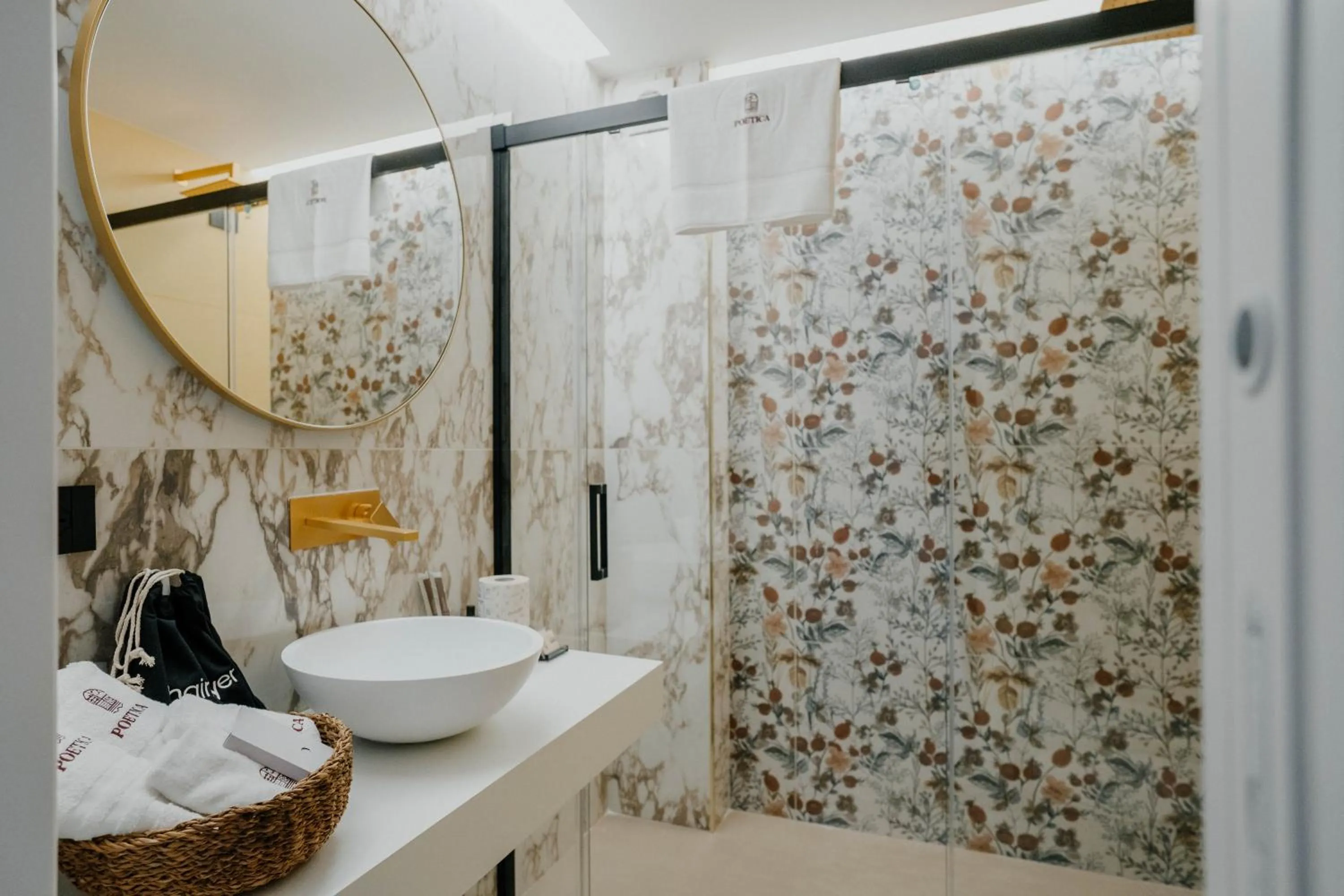 Shower in POETICA BOUTIQUE SKY HOTEL