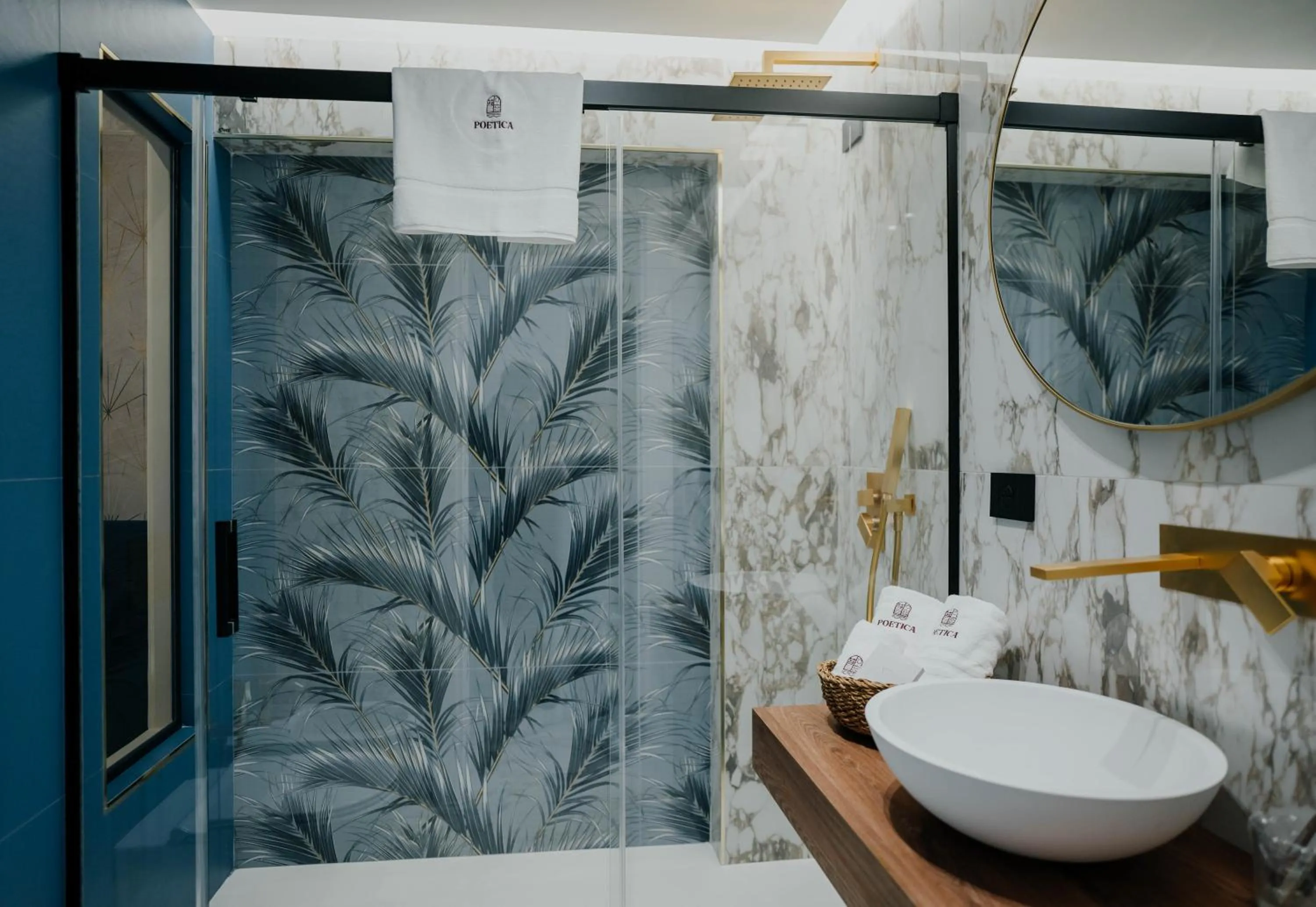 Shower in POETICA BOUTIQUE SKY HOTEL