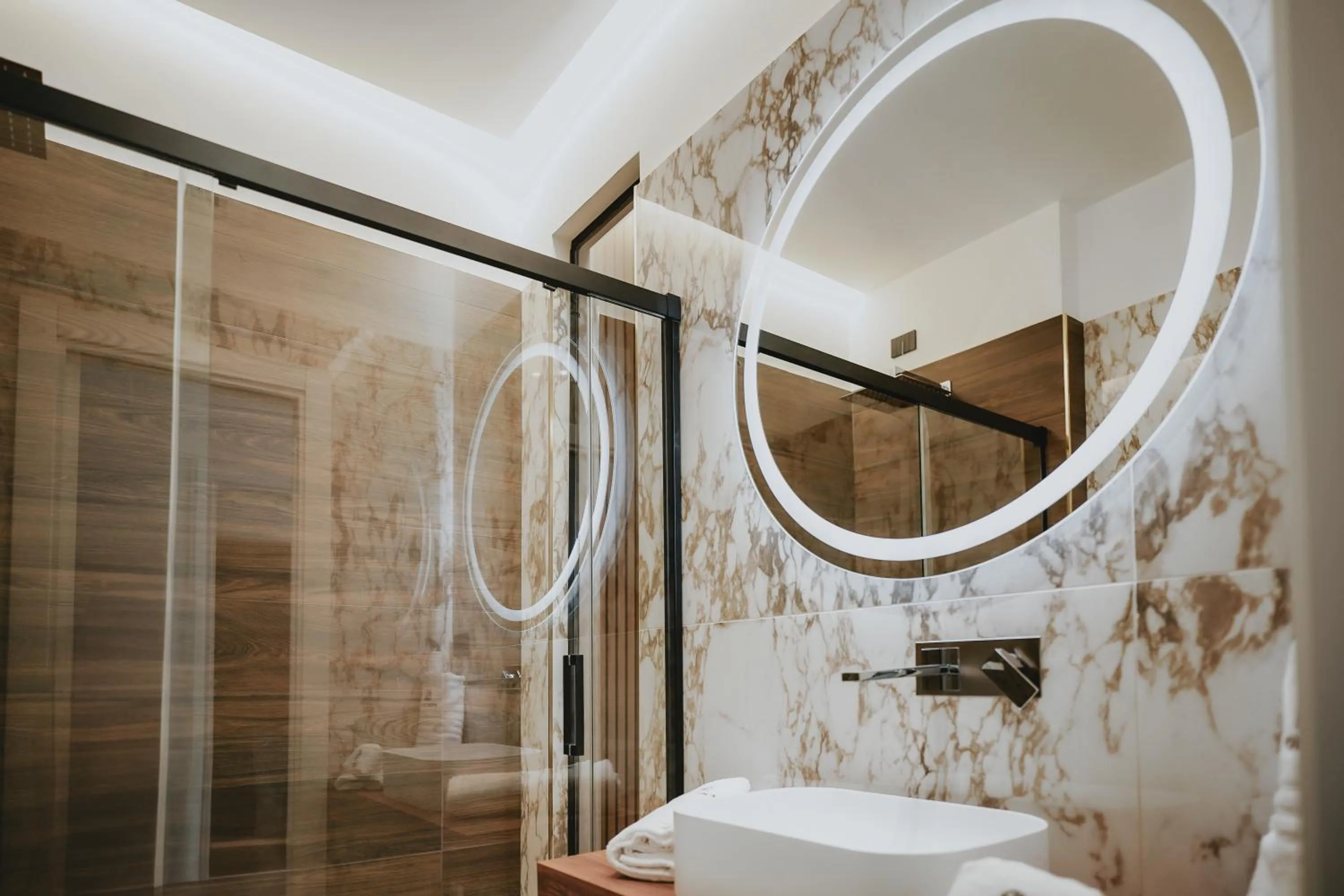 Shower in POETICA BOUTIQUE SKY HOTEL