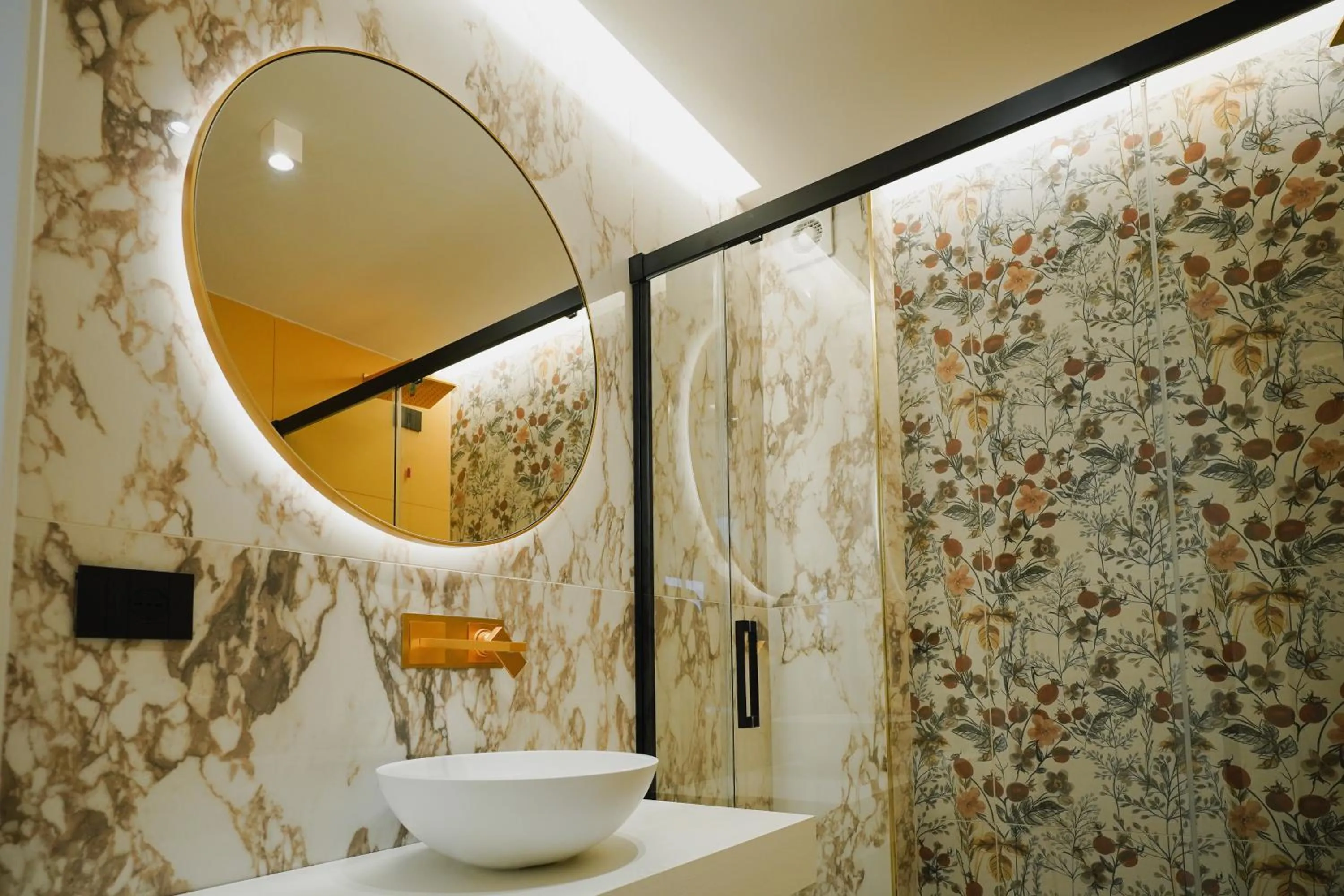 Shower in POETICA BOUTIQUE SKY HOTEL