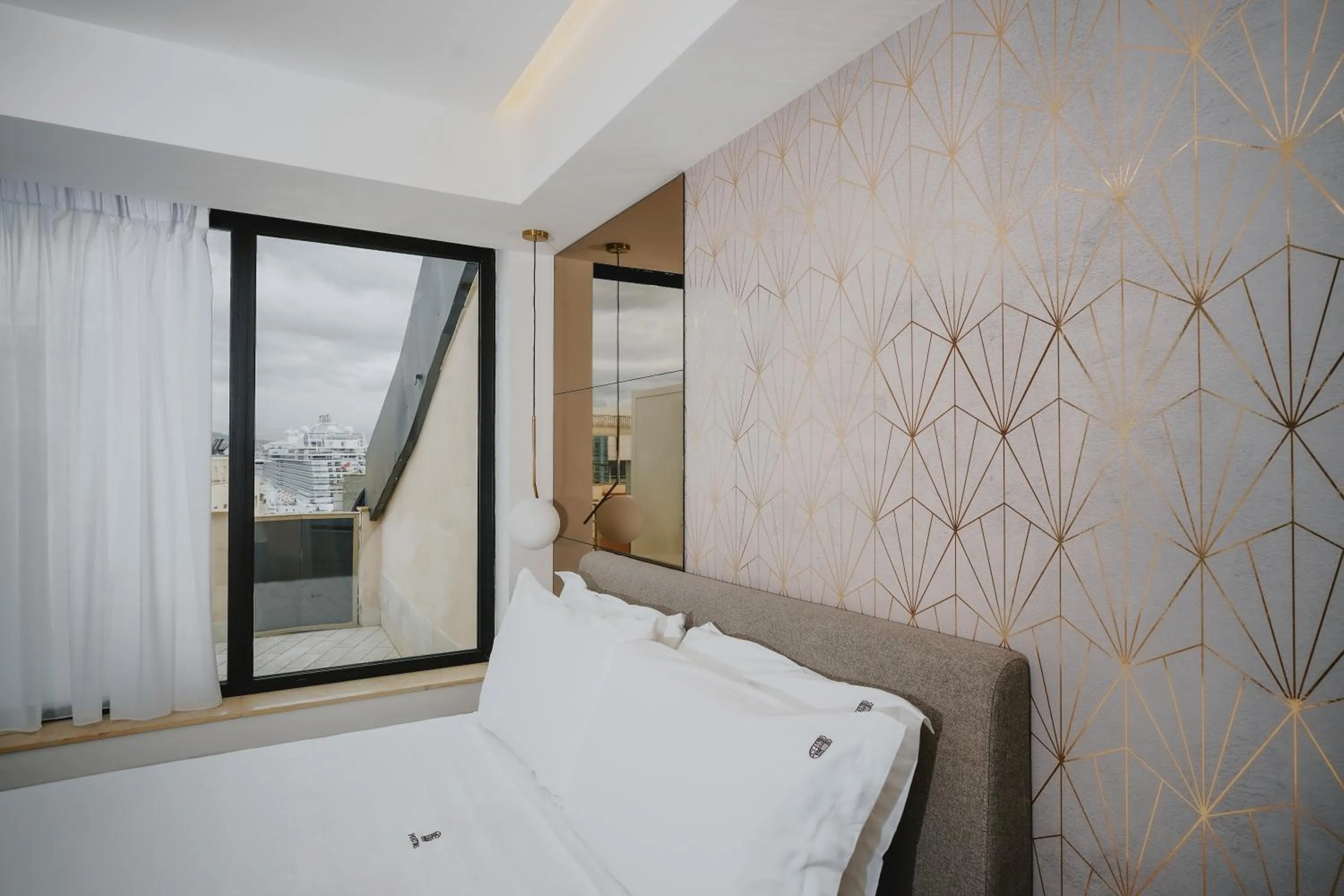 Bed in POETICA BOUTIQUE SKY HOTEL