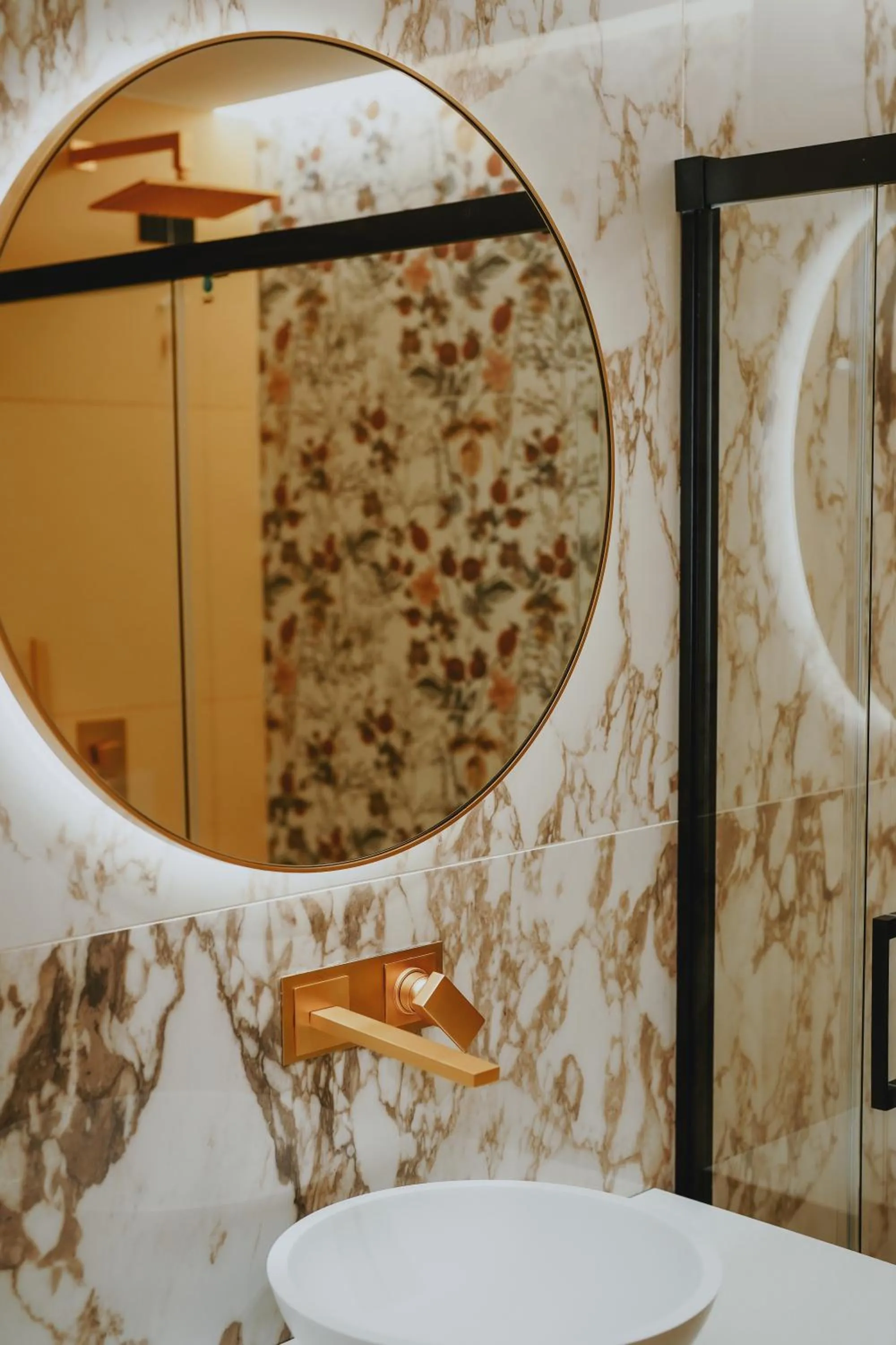 Shower in POETICA BOUTIQUE SKY HOTEL