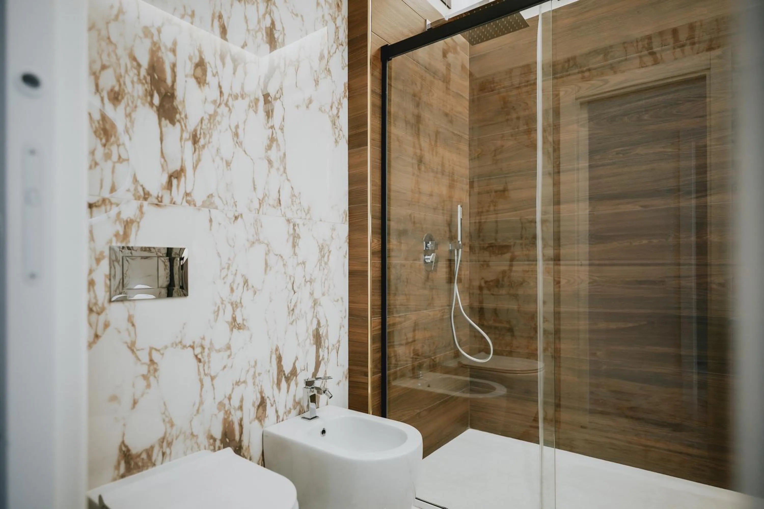 Shower in POETICA BOUTIQUE SKY HOTEL