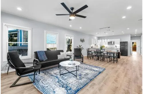 Inviting 4BR2.5BA Downtown Home with Ample Space