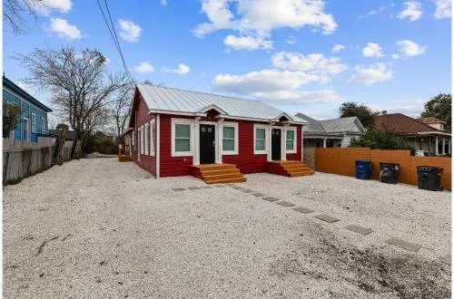 Inviting 4BR2.5BA Downtown Home with Ample Space