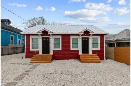 Inviting 4BR2.5BA Downtown Home with Ample Space Inviting 4BR2.5BA Downtown Home with Ample Space