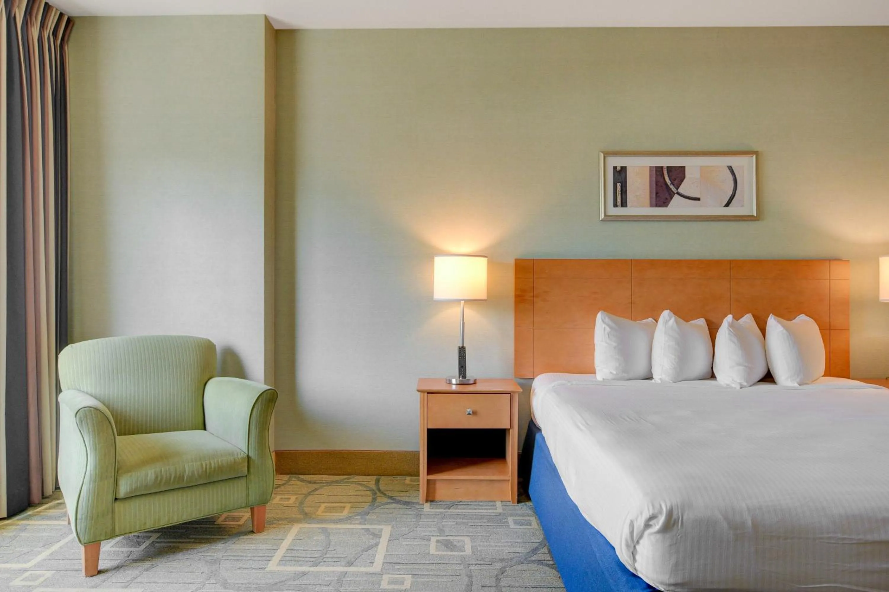 Bed in Princess Suite Platinum Hotel