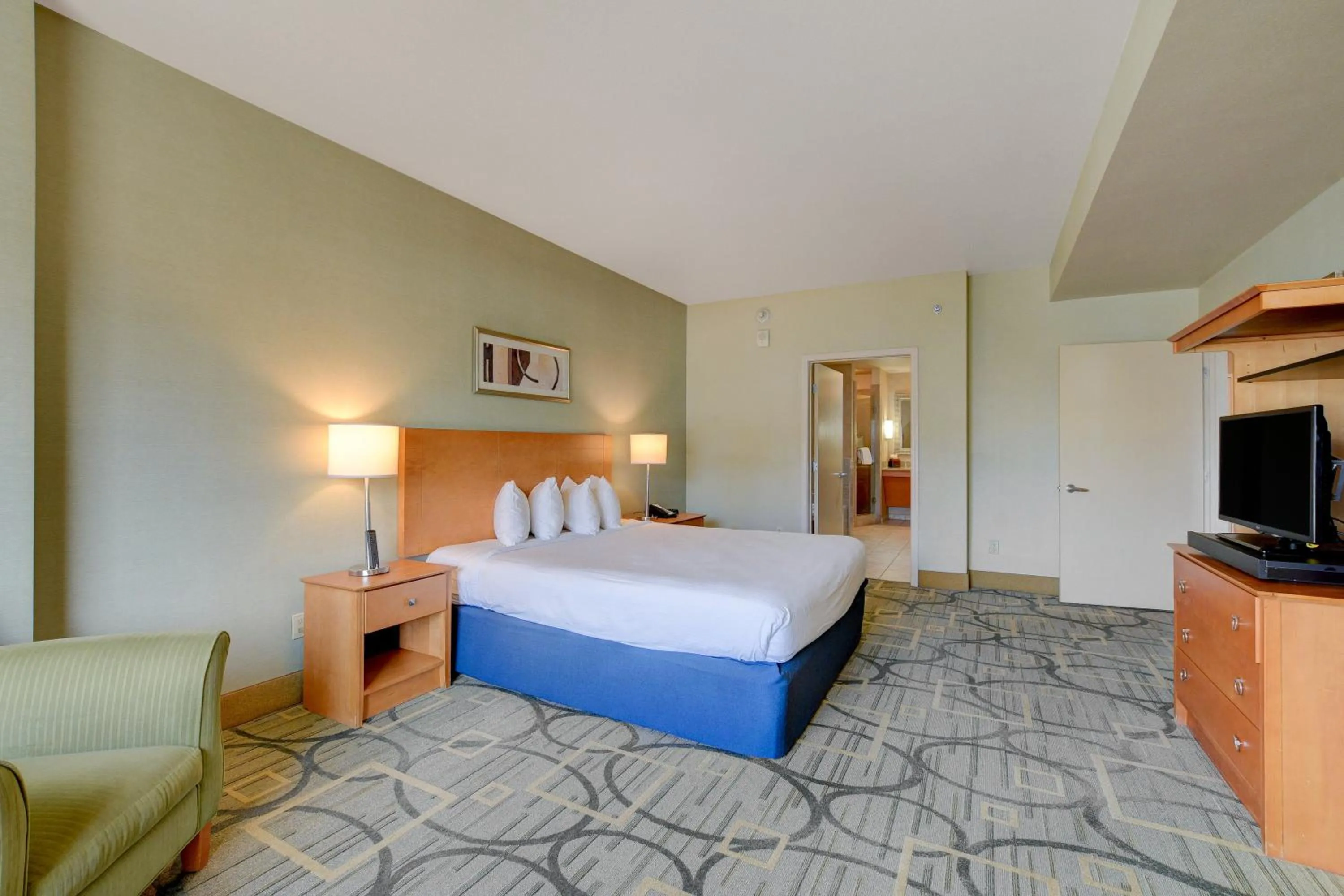 Bed in Princess Suite Platinum Hotel