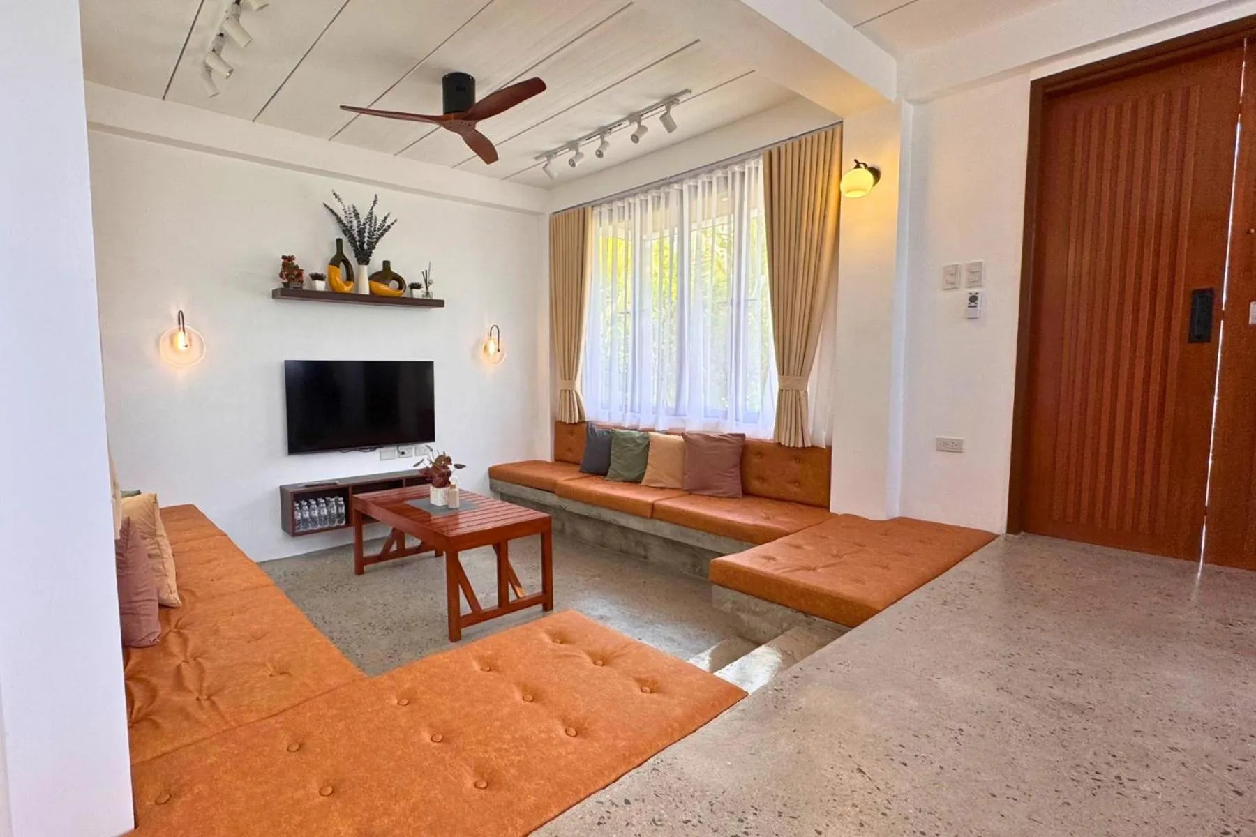 Communal lounge/ TV room in Mula De La Paz