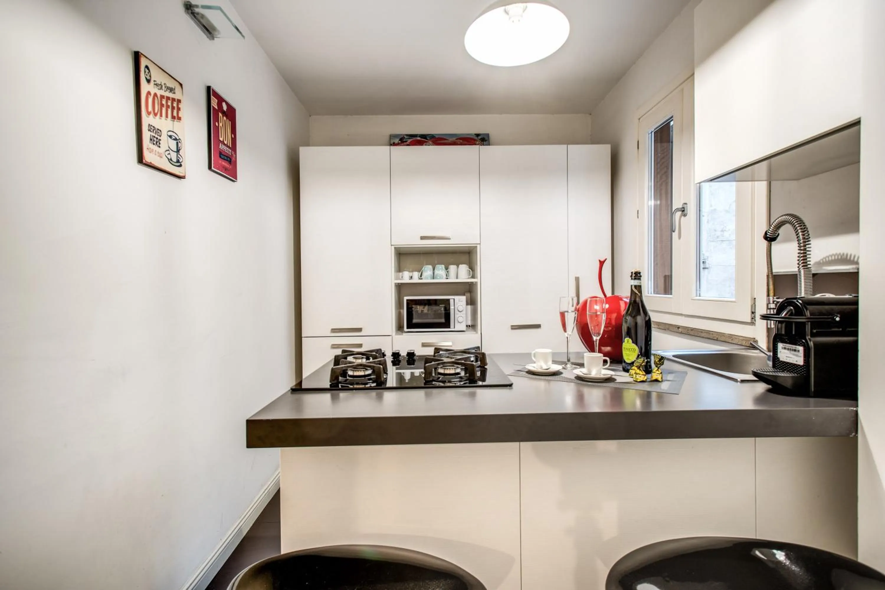 Kitchen or kitchenette in Trastevere Miracle Suite