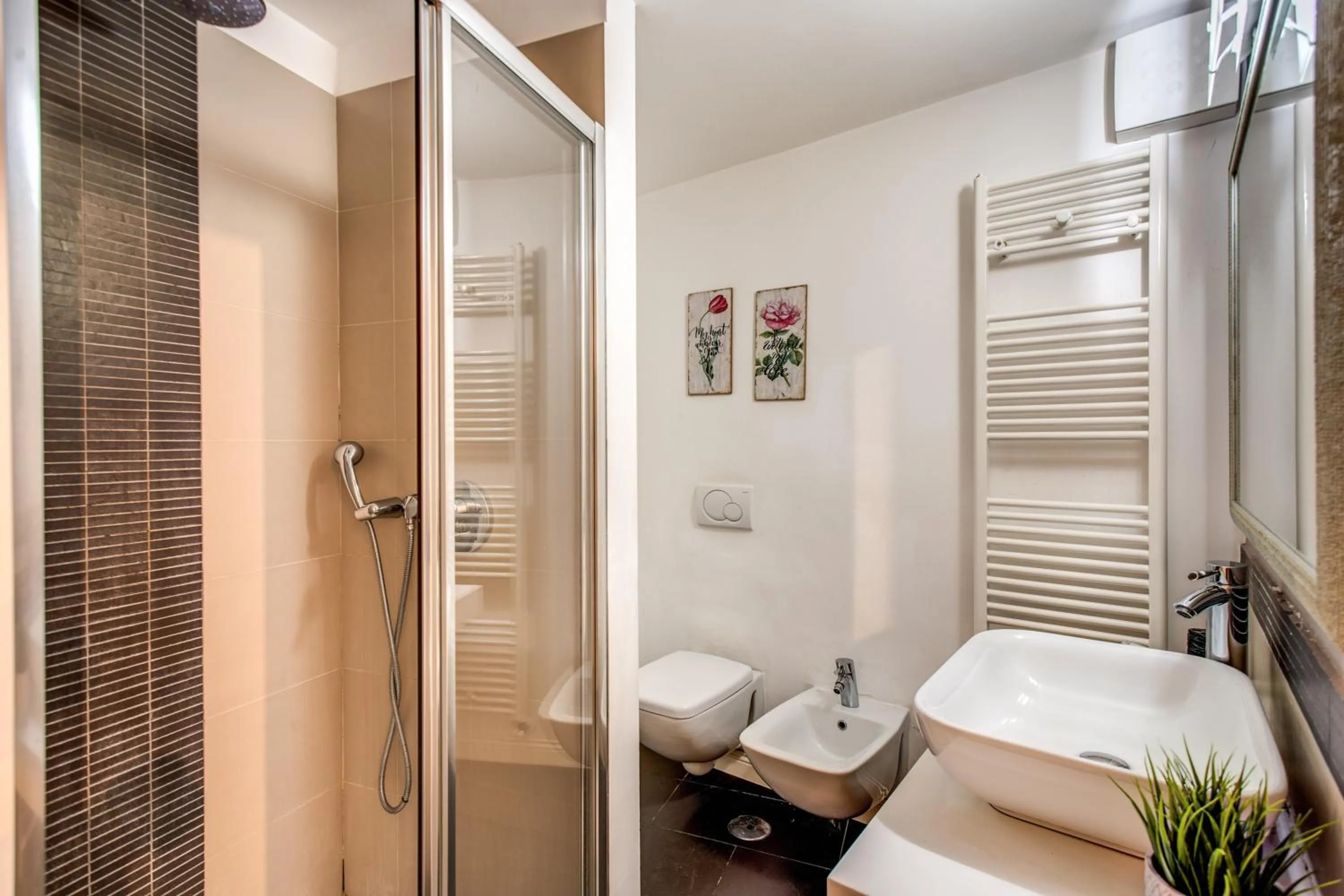 Shower in Trastevere Miracle Suite
