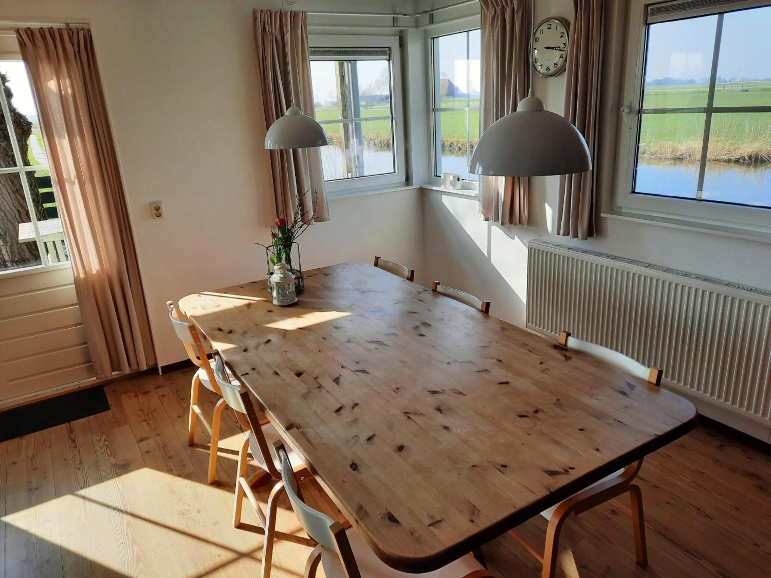 Dining area in Vakantiehuisjes Marsherne