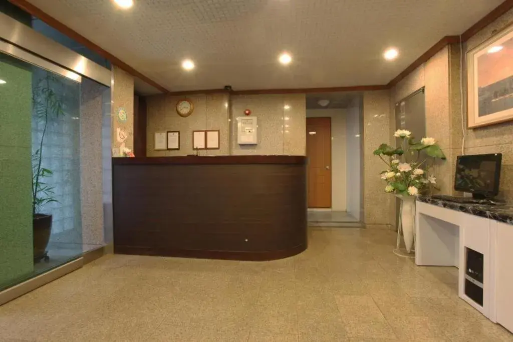 Lobby or reception in New World Hotel Yongsan Lobby or reception in New World Hotel Yongsan