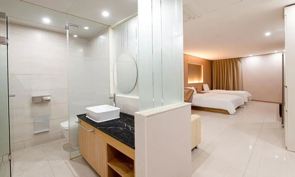 Photo of the whole room in Hotel The One