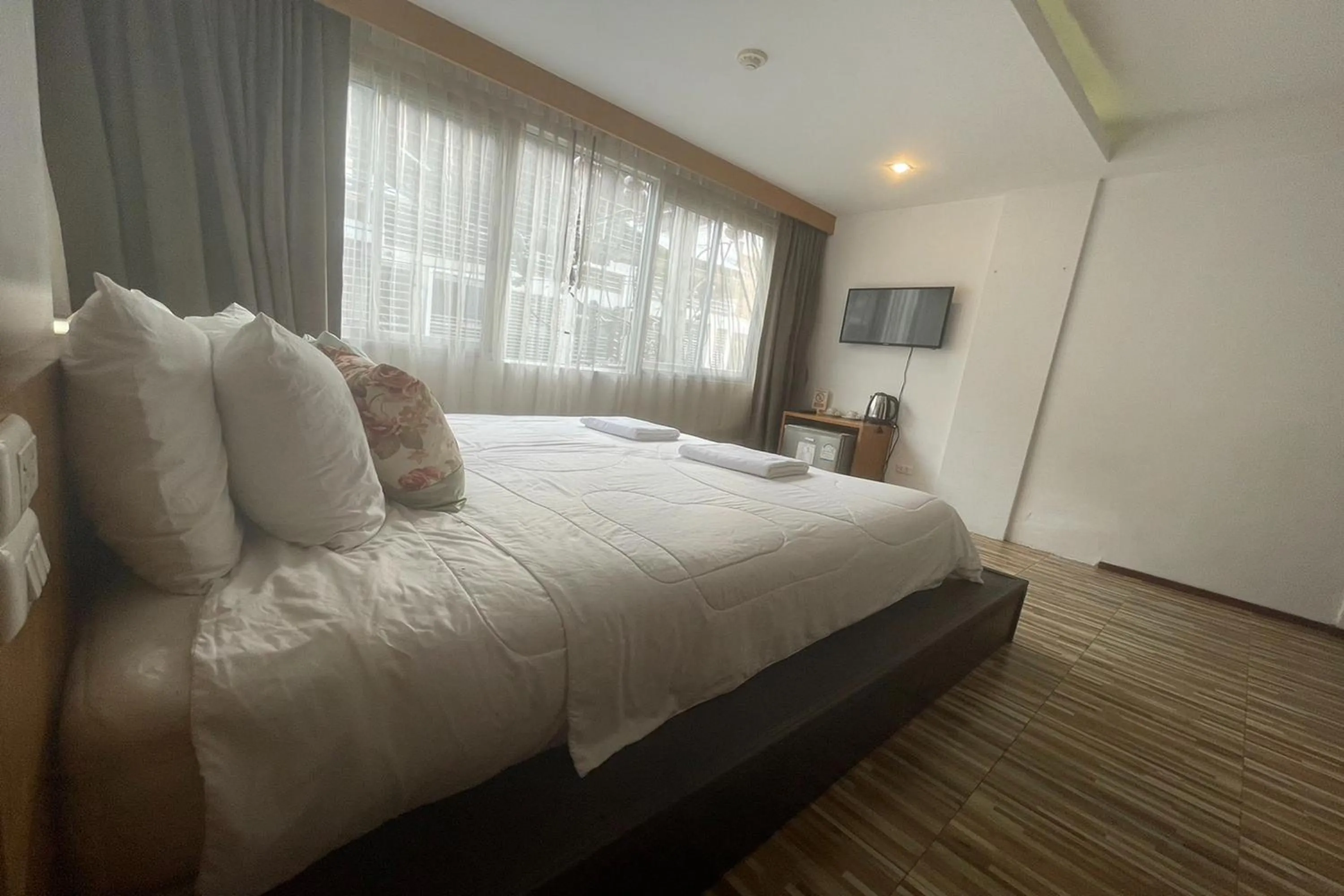 Photo of the whole room, Bed in Landmark Patong Hotel