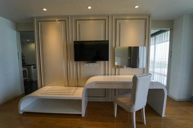 TV and multimedia, Bed in Serene Phla Resort and Restaurant