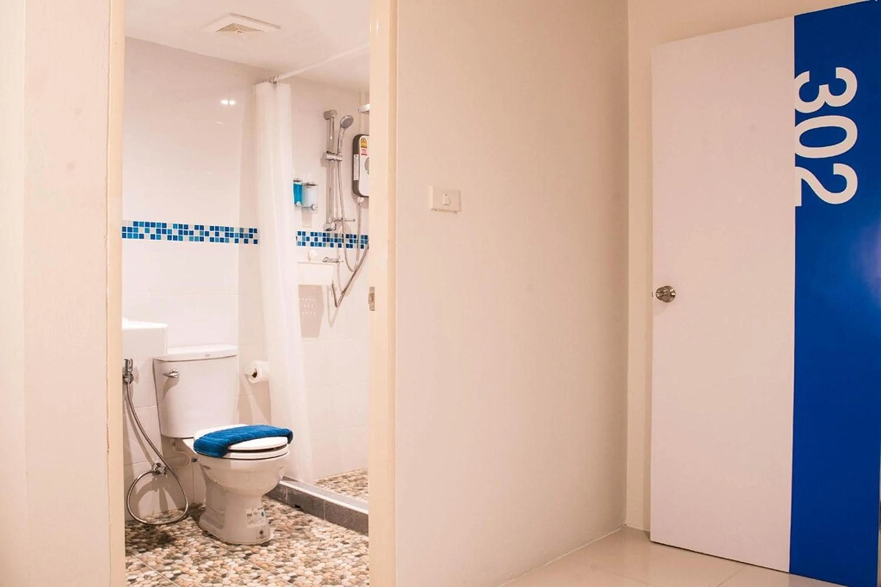 Toilet in ME U Hostel Pattaya