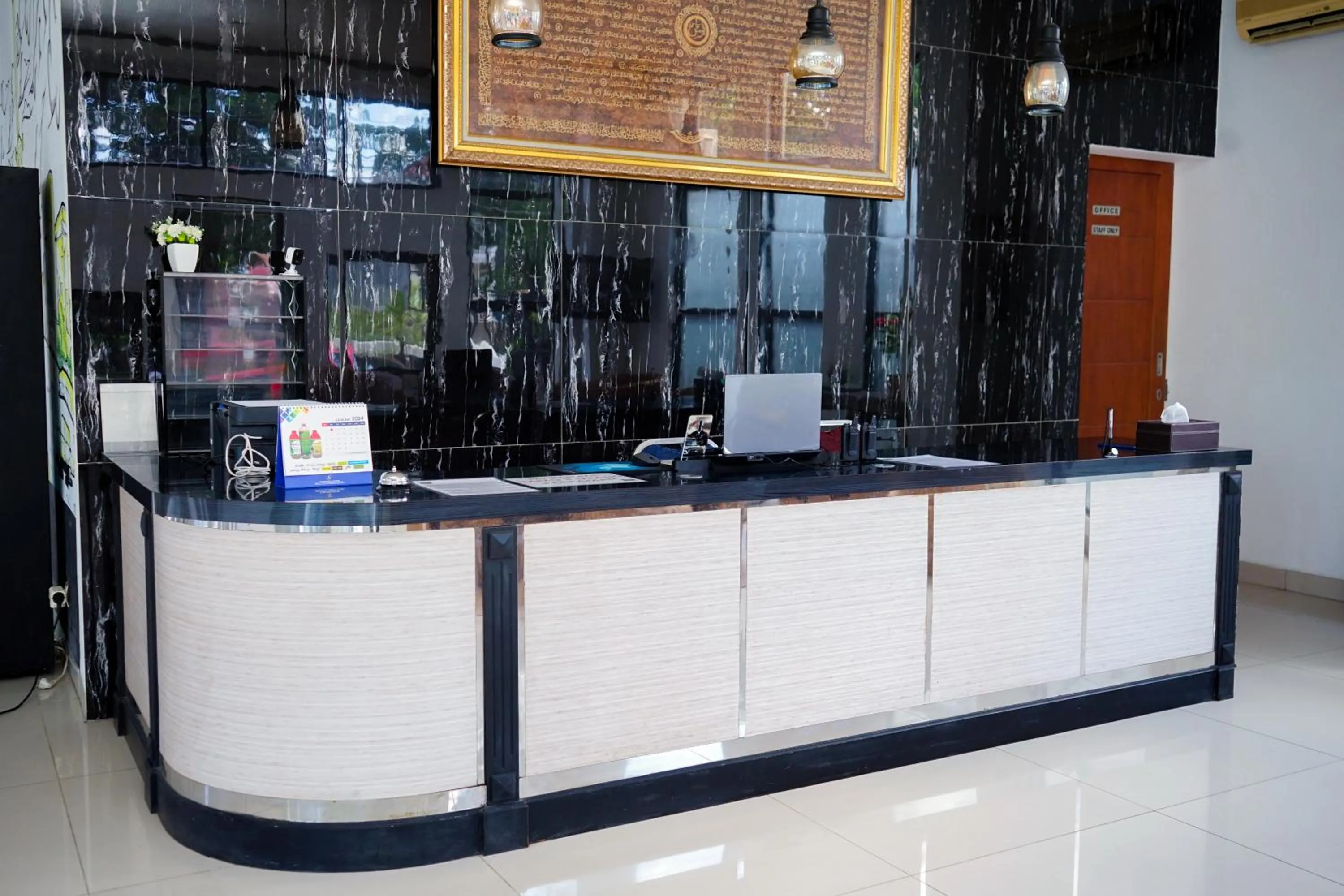 Lobby or reception in Urbanview Hotel Syariah Ratu Elok Banjarbaru by RedDoorz
