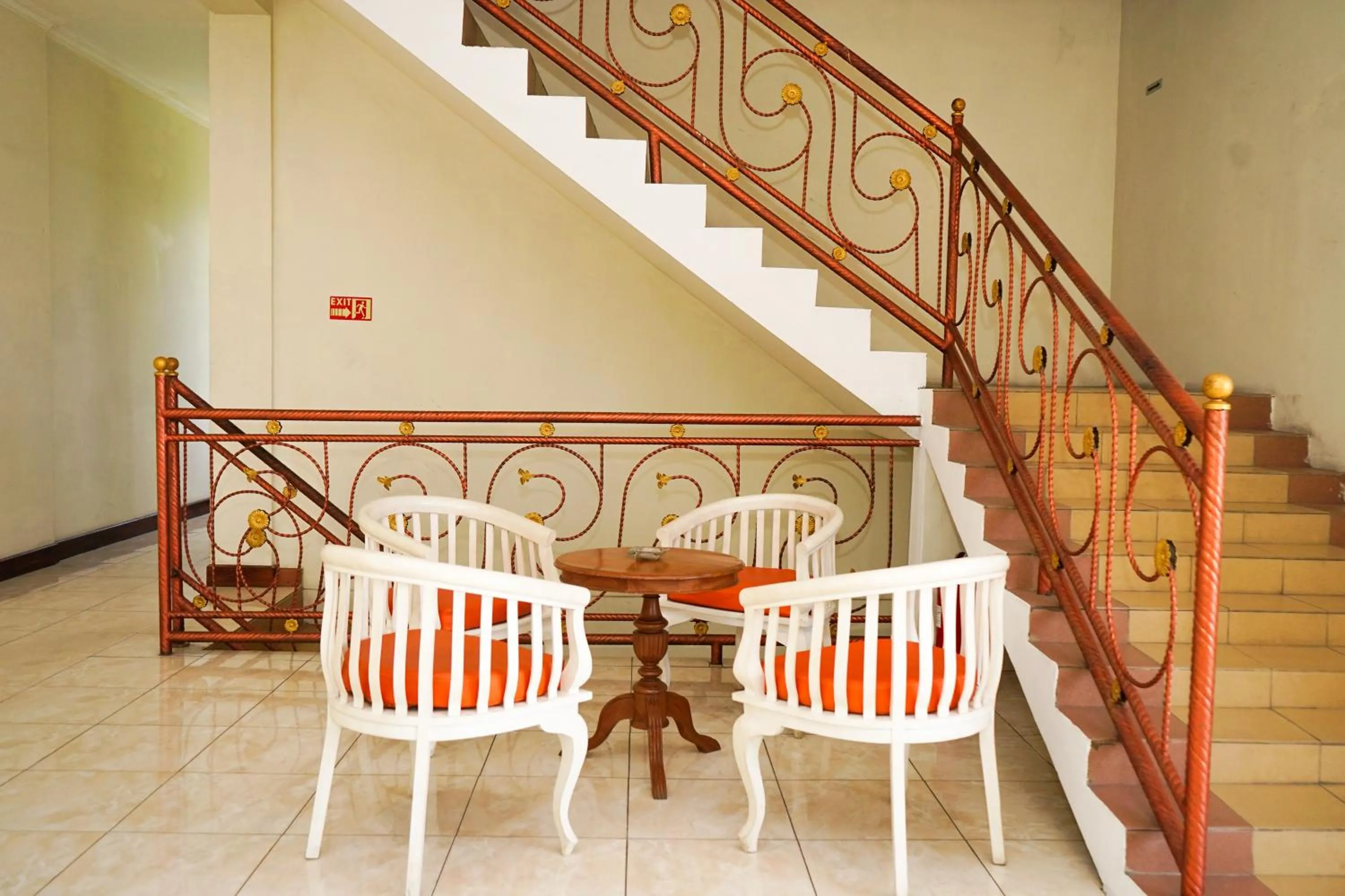 Seating area in Urbanview Hotel Syariah Ratu Elok Banjarbaru by RedDoorz