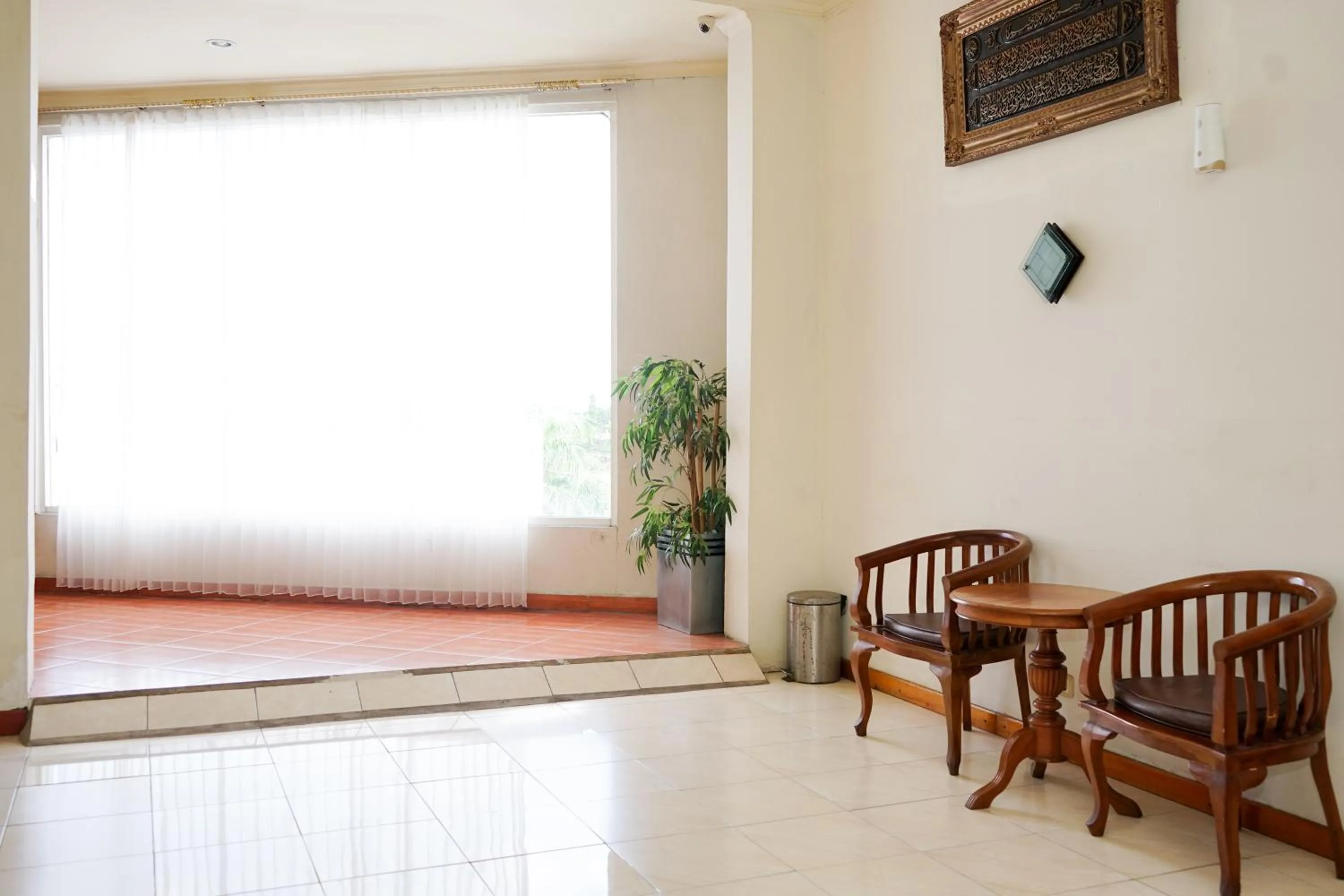 Seating area in Urbanview Hotel Syariah Ratu Elok Banjarbaru by RedDoorz