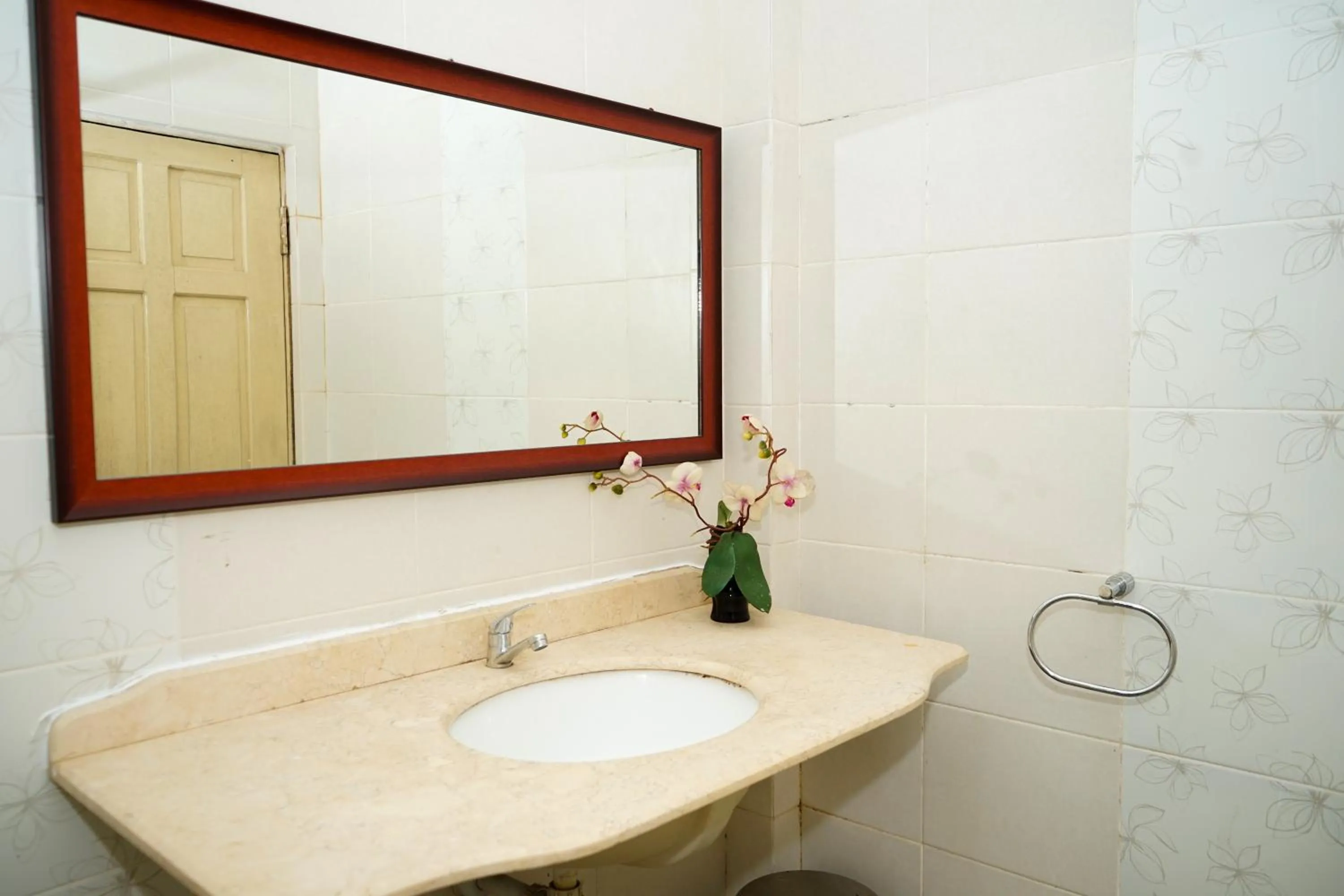 Bathroom in Urbanview Hotel Syariah Ratu Elok Banjarbaru by RedDoorz