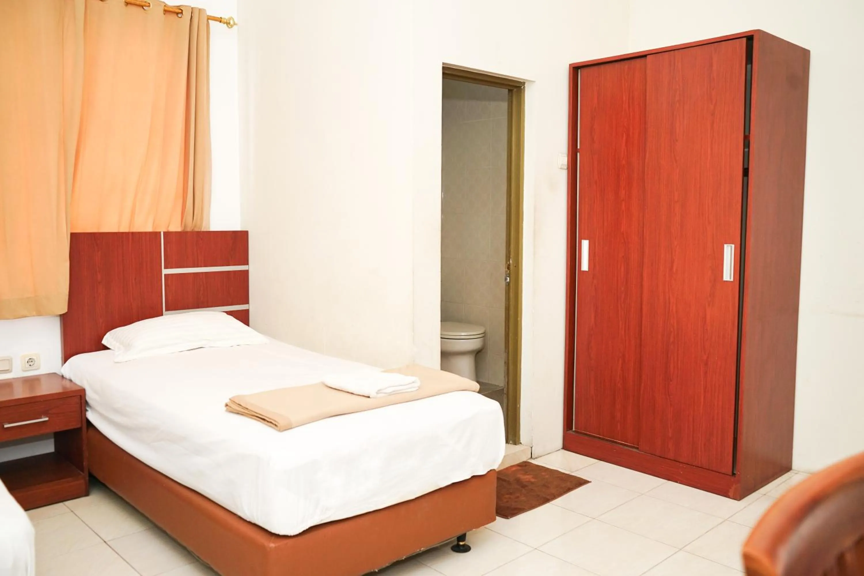 Bedroom, Bed in Urbanview Hotel Syariah Ratu Elok Banjarbaru by RedDoorz