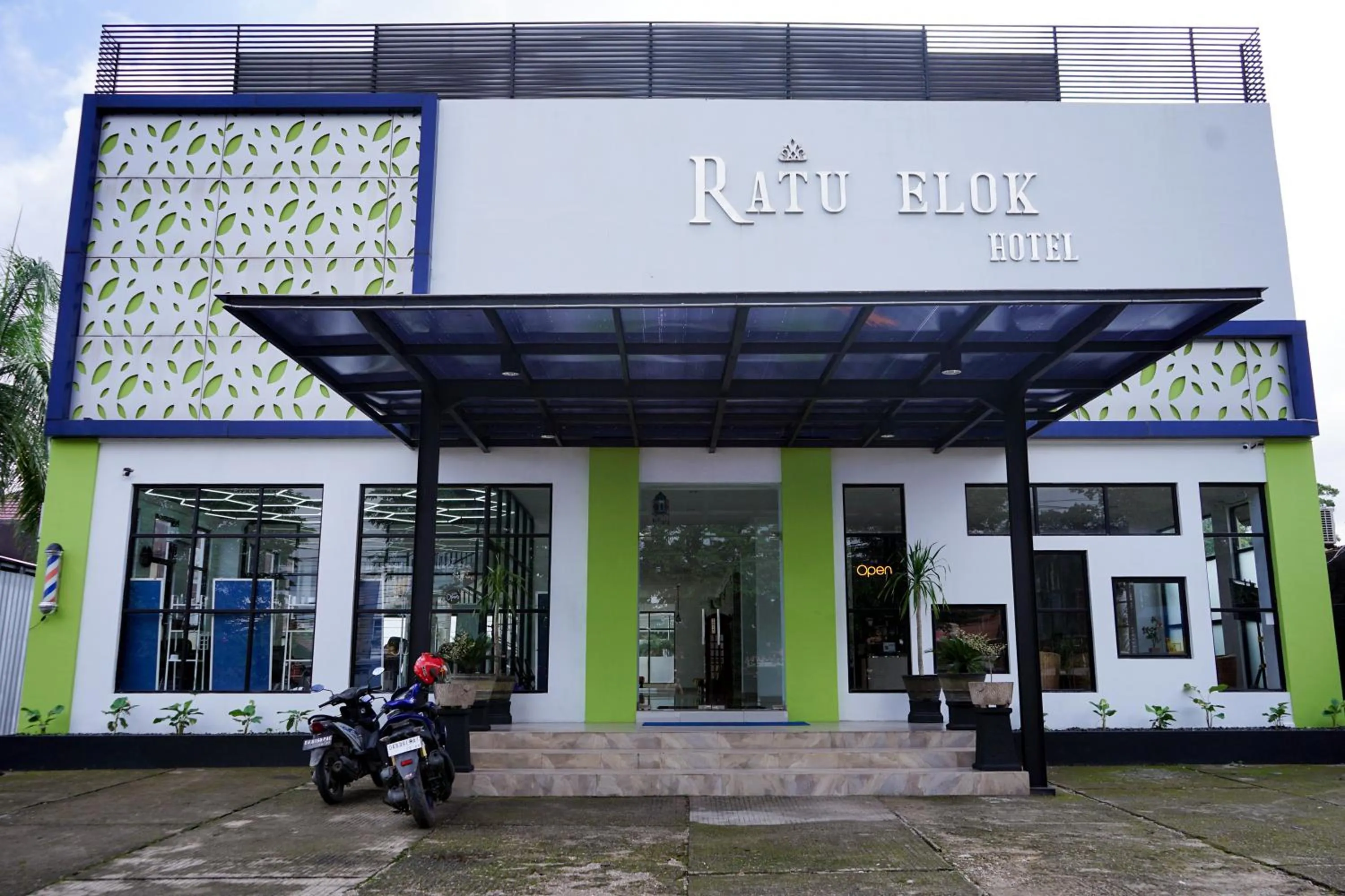 Facade/entrance in Urbanview Hotel Syariah Ratu Elok Banjarbaru by RedDoorz
