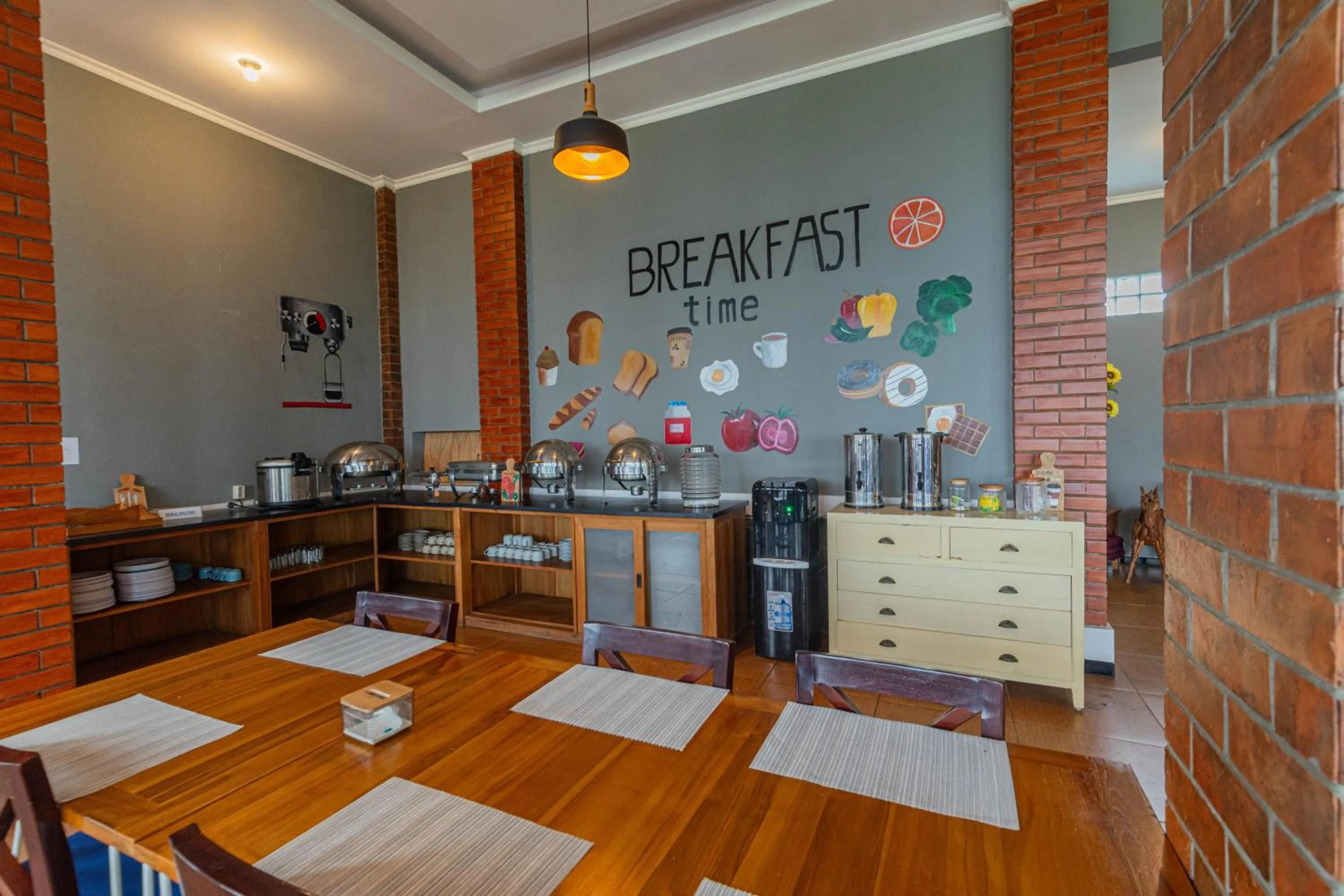 Restaurant/places to eat in Hotel Griya Katarina