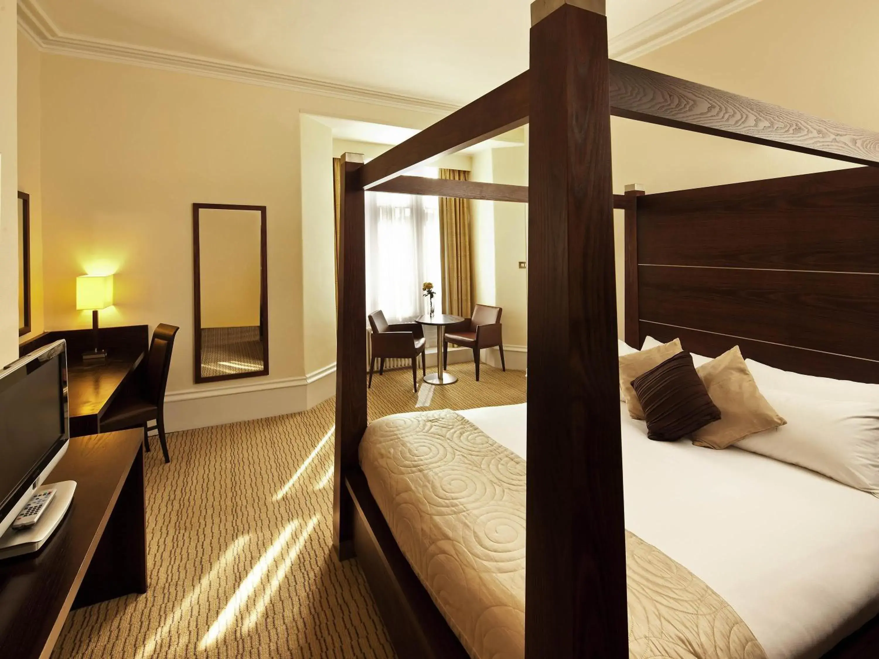 Bedroom, Bed in Mercure Bradford, Bankfield Hotel Bedroom, Bed in Mercure Bradford, Bankfield Hotel