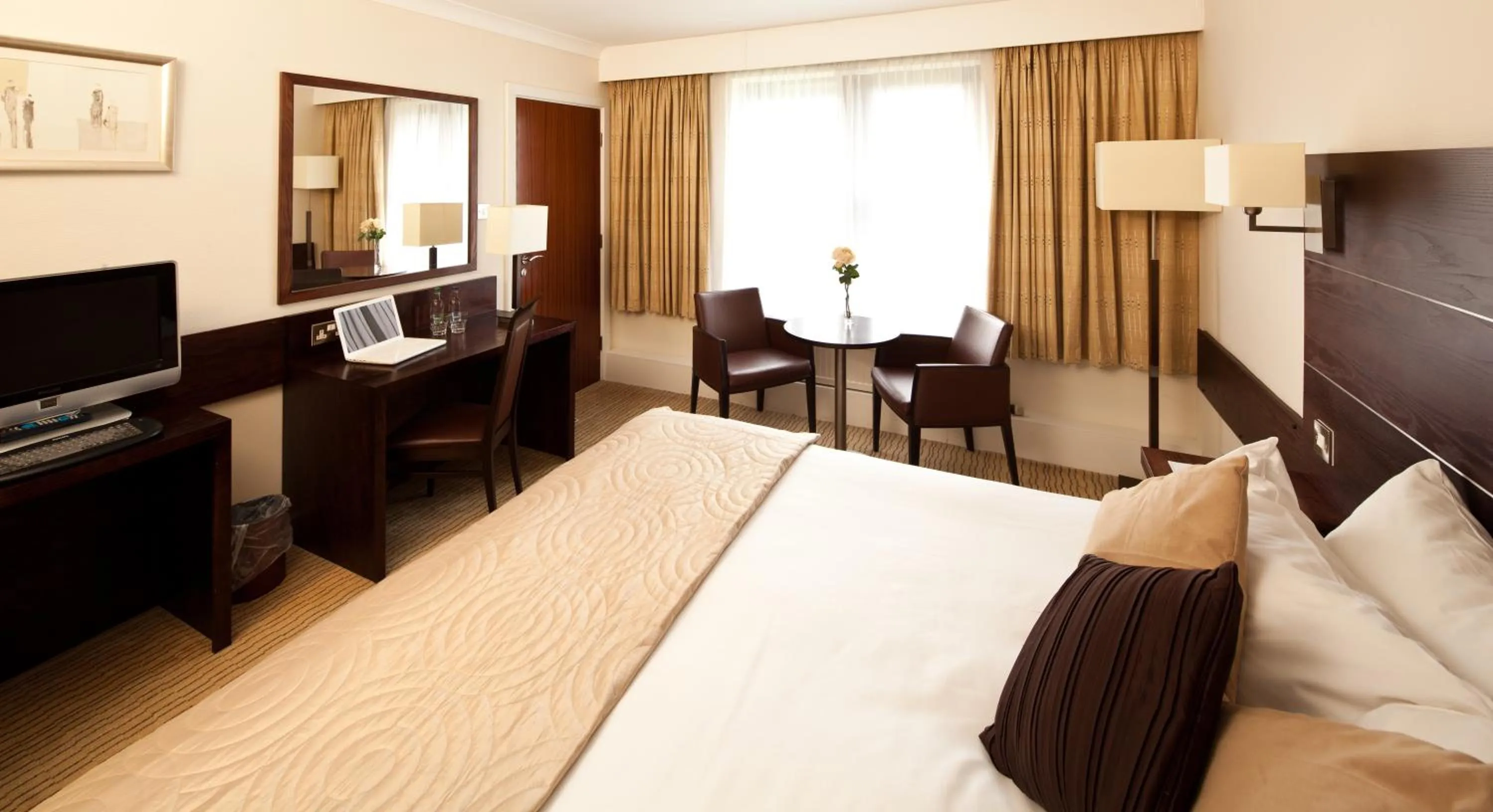 Communal lounge/ TV room, Bed in Mercure Bradford, Bankfield Hotel