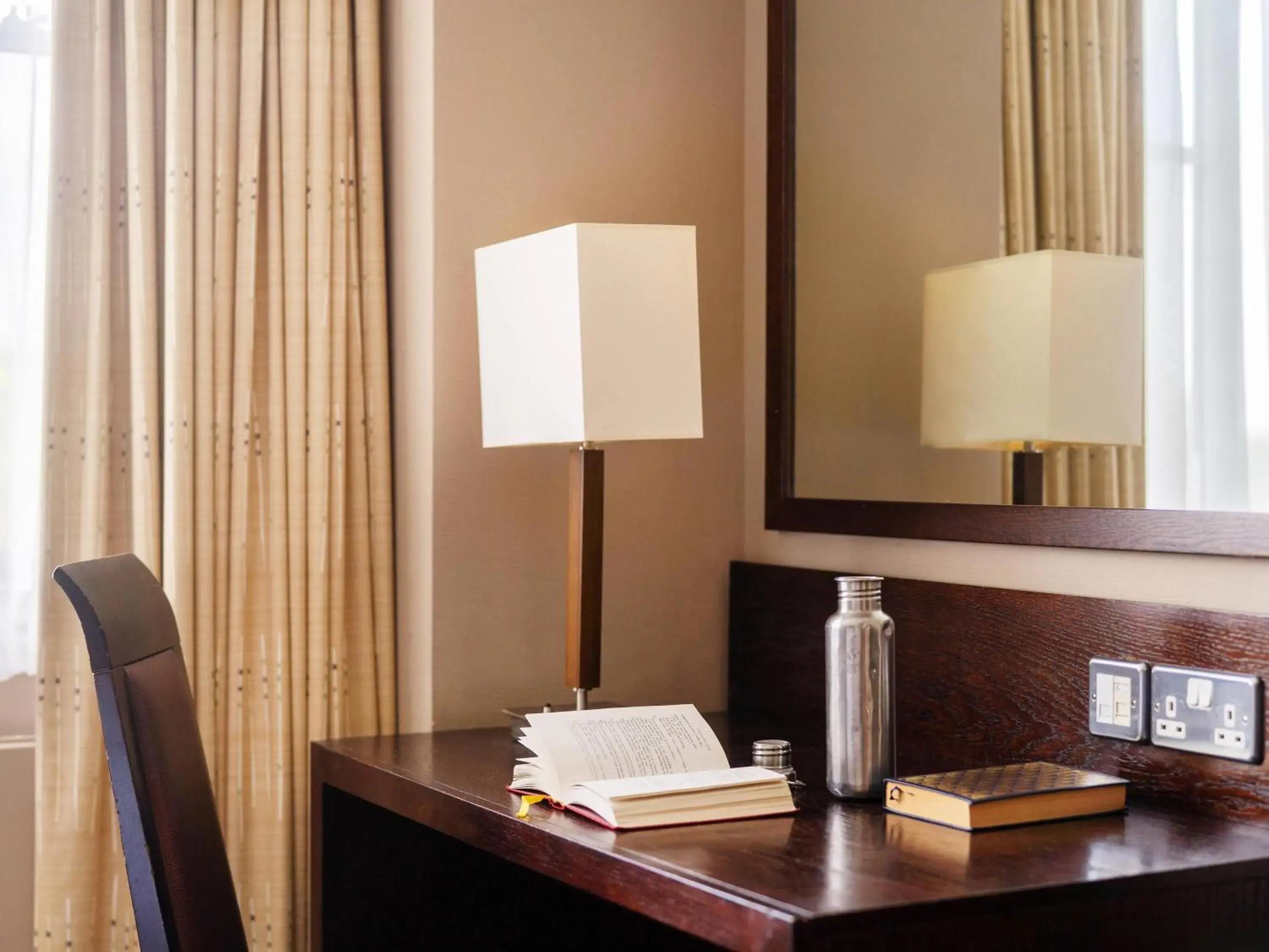 Classic Twin Room in Mercure Bradford, Bankfield Hotel Classic Twin Room in Mercure Bradford, Bankfield Hotel