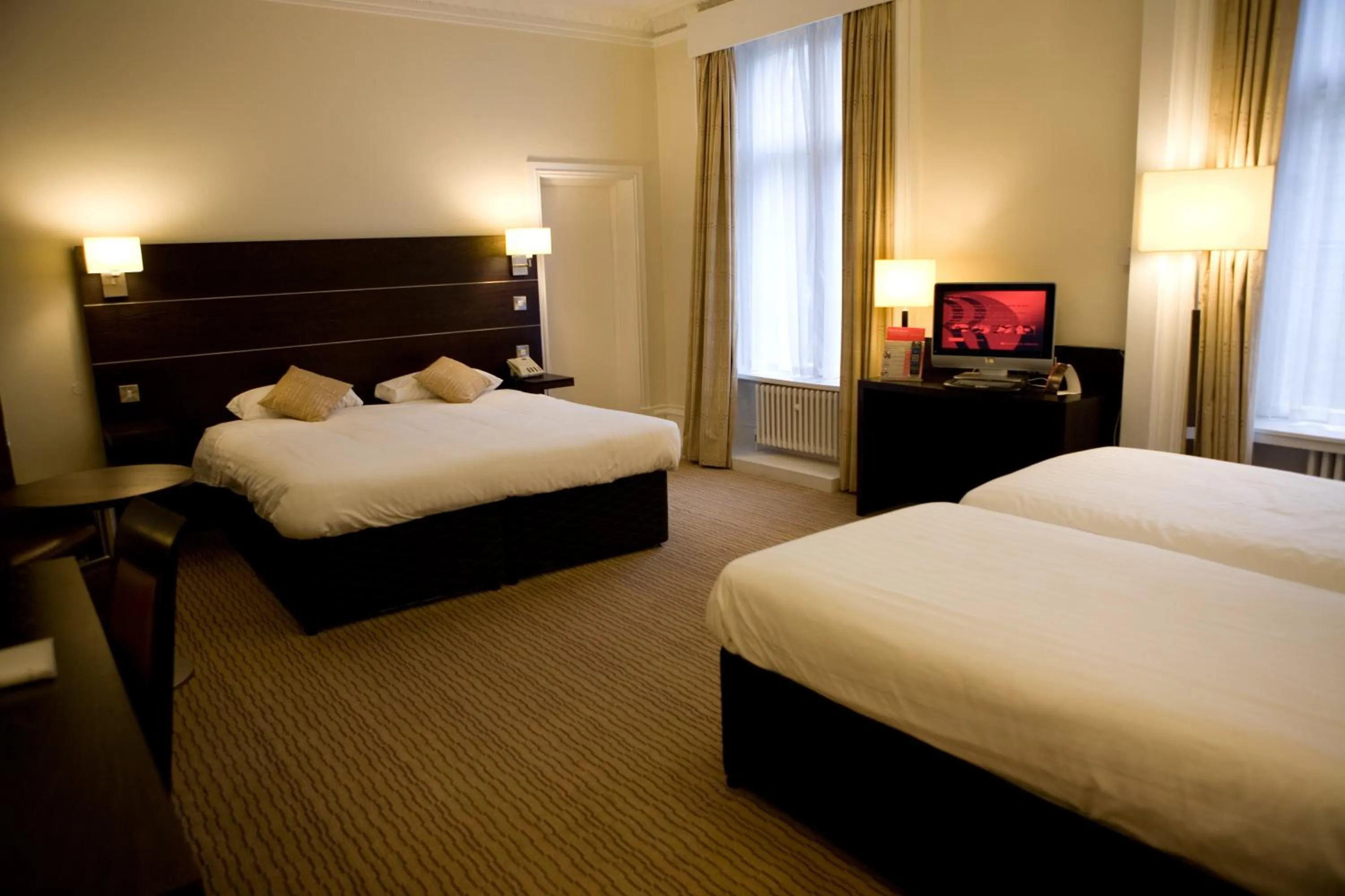 Bed in Mercure Bradford, Bankfield Hotel