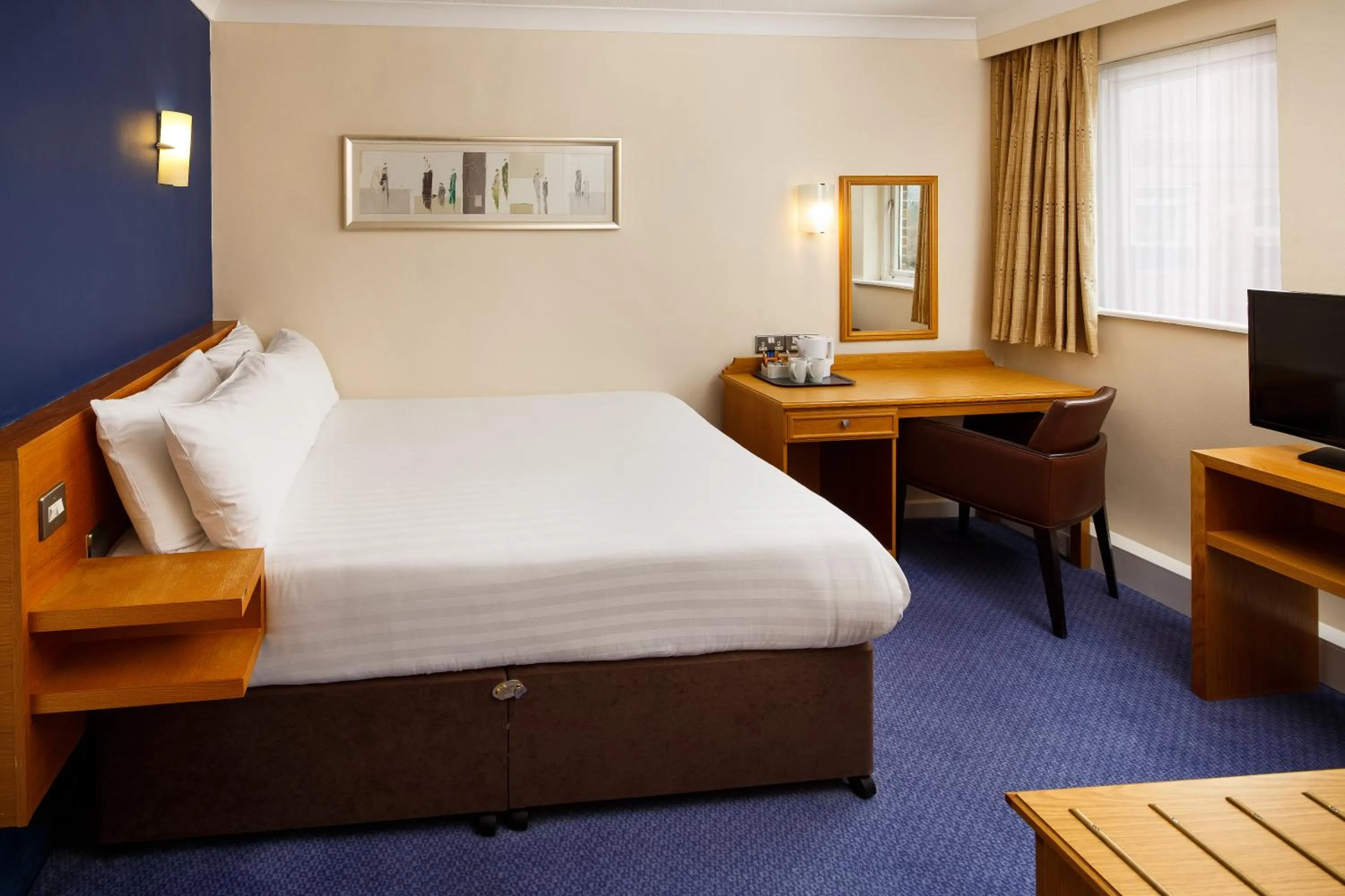 Bed in Mercure Bradford, Bankfield Hotel