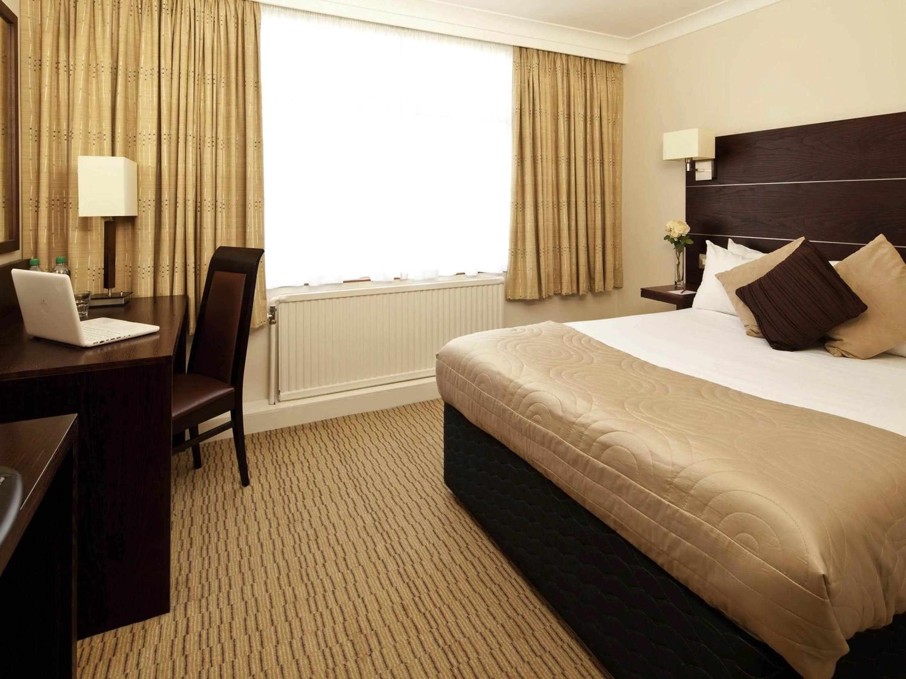 Bedroom, Bed in Mercure Bradford, Bankfield Hotel