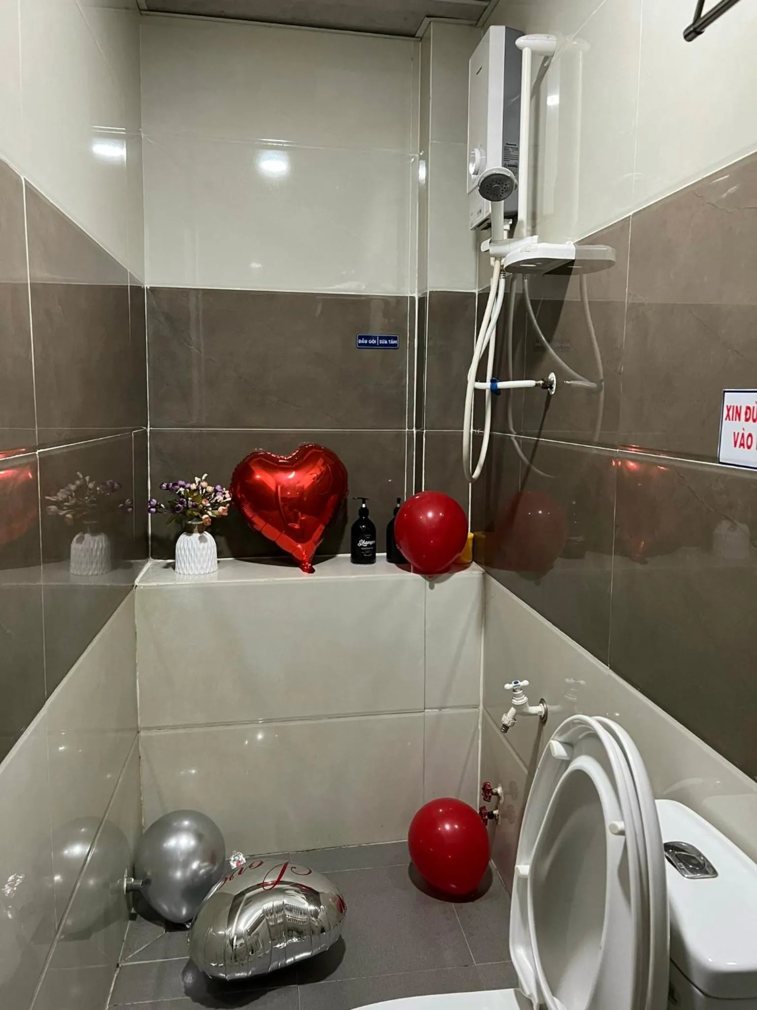 Shower in Gia Hân Hotel