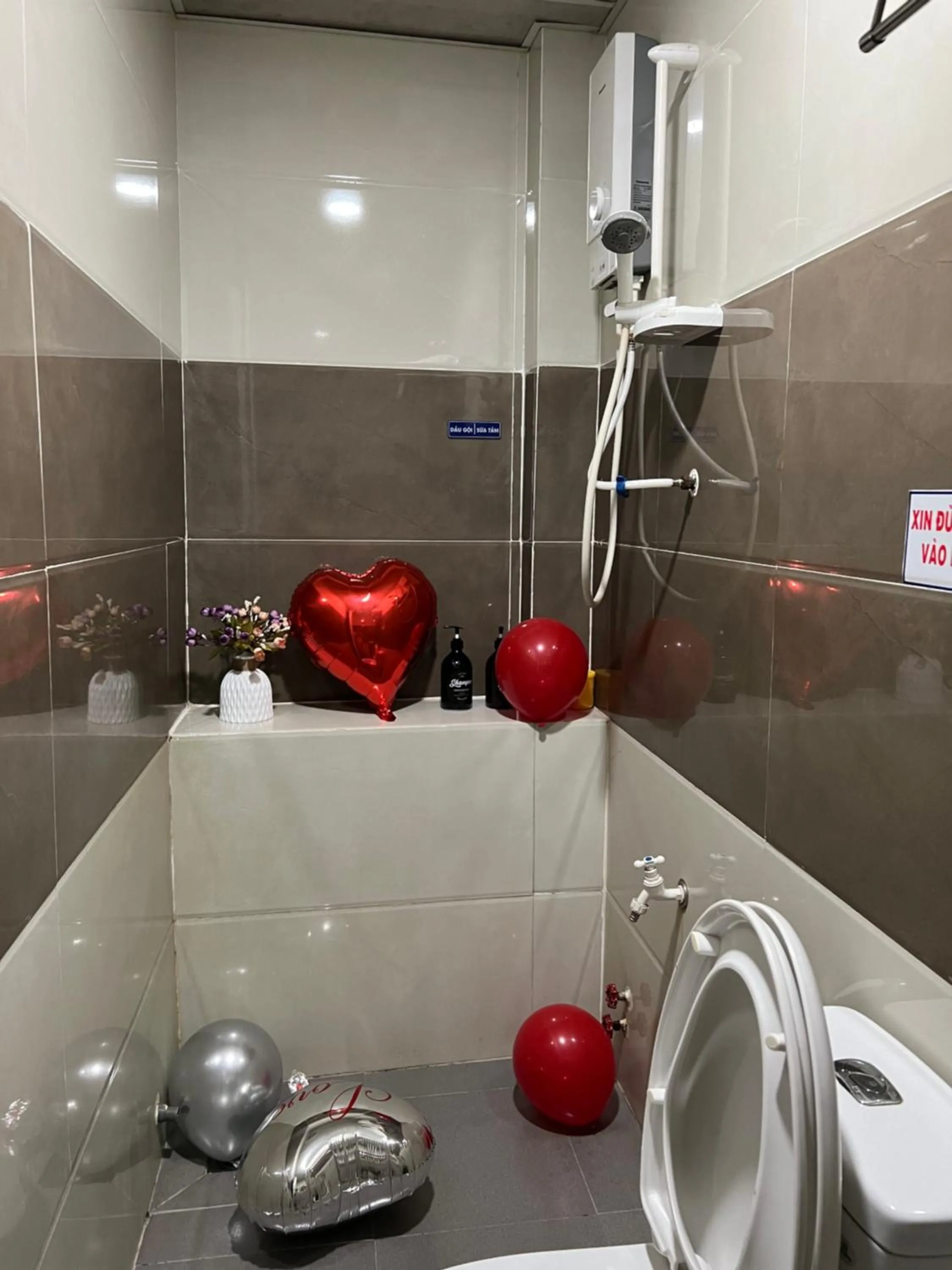 Shower in Gia Hân Hotel