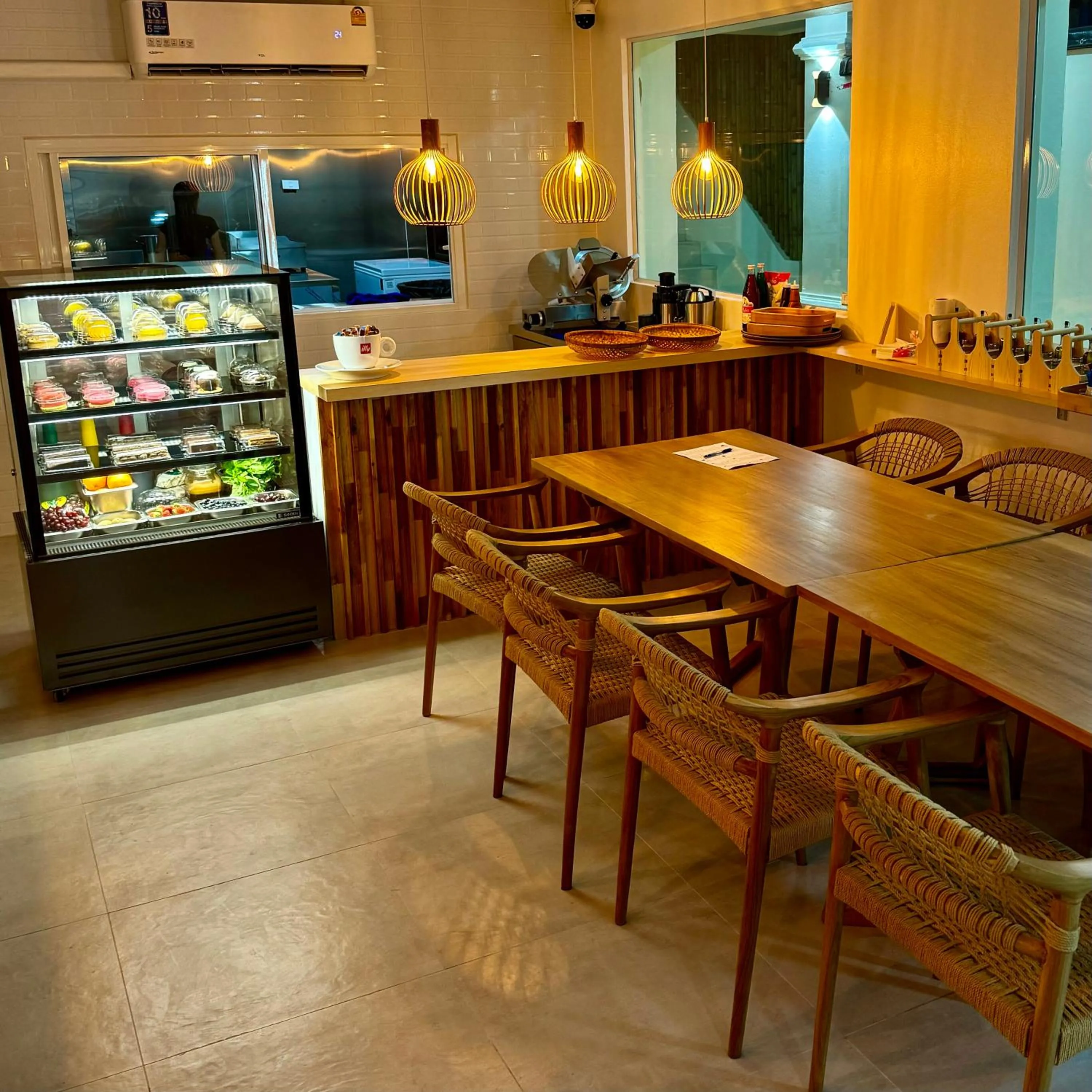 Restaurant/places to eat in L’Oasis Nanai