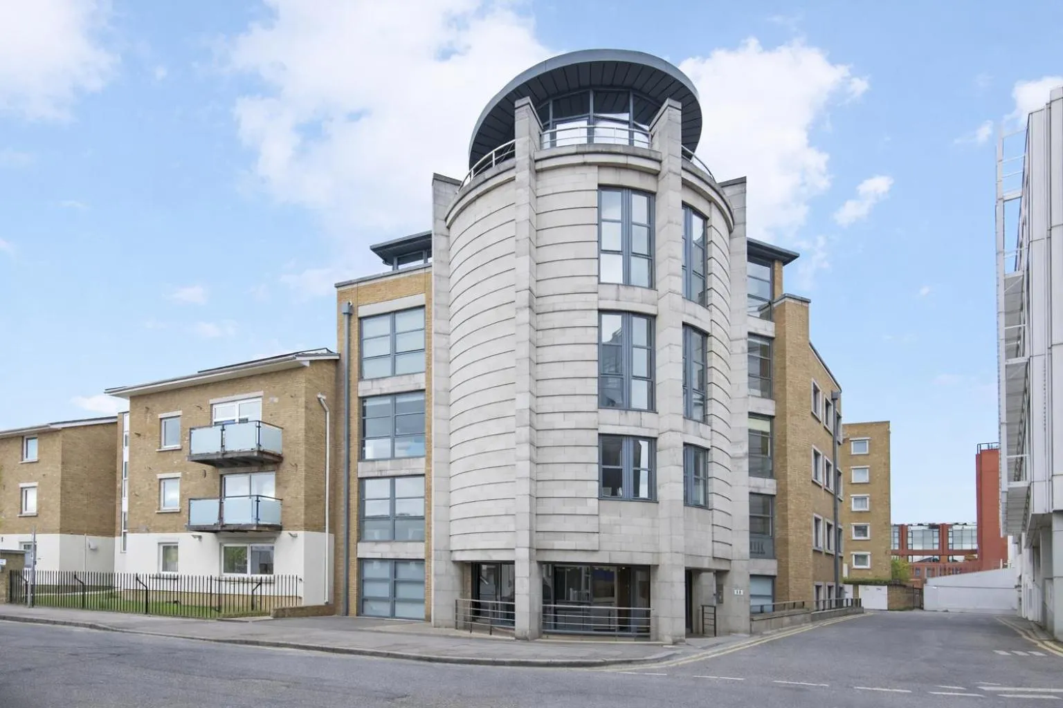 Property building in Roomspace Serviced Apartments - Cascades Court