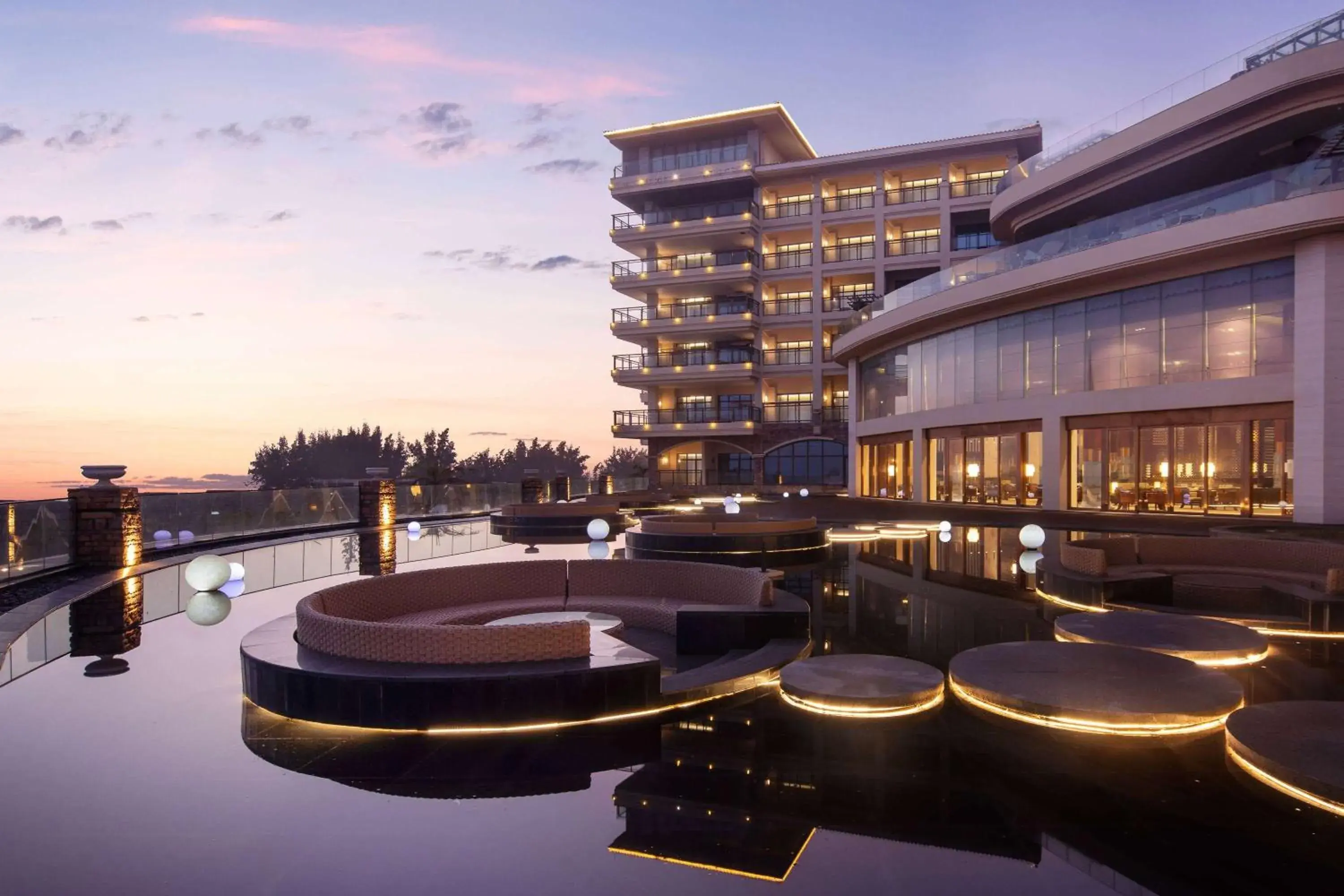 Property building in Days Hotel by Wyndham Fangchenggang Bailang Beach Property building in Days Hotel by Wyndham Fangchenggang Bailang Beach